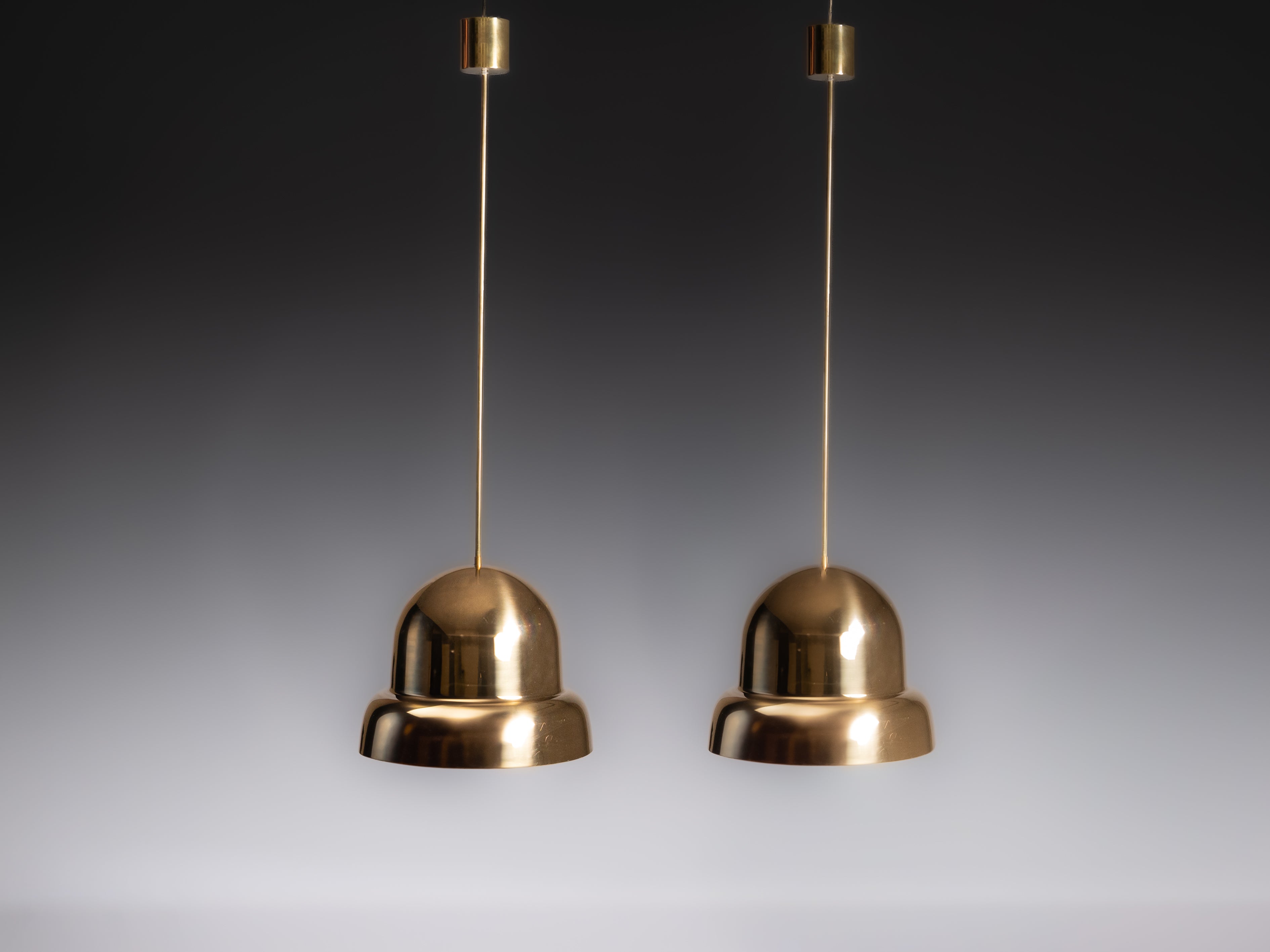 Par de candeeiros “bell” em metal amarelo. Fabricante: Bergboms, Suécia, anos 50
