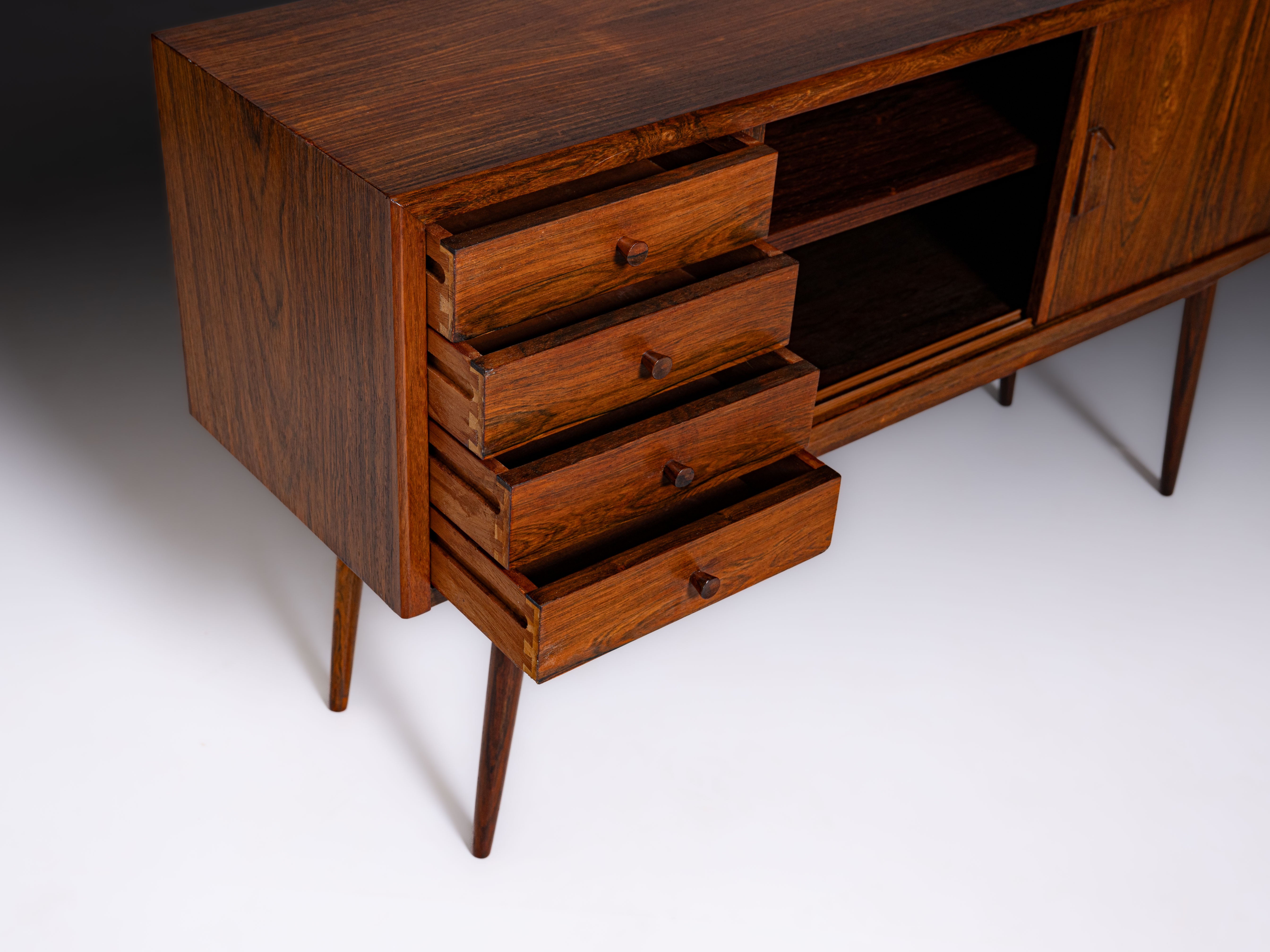 Sideboard miniatura em pau-santo, Dinamarca, anos 1960