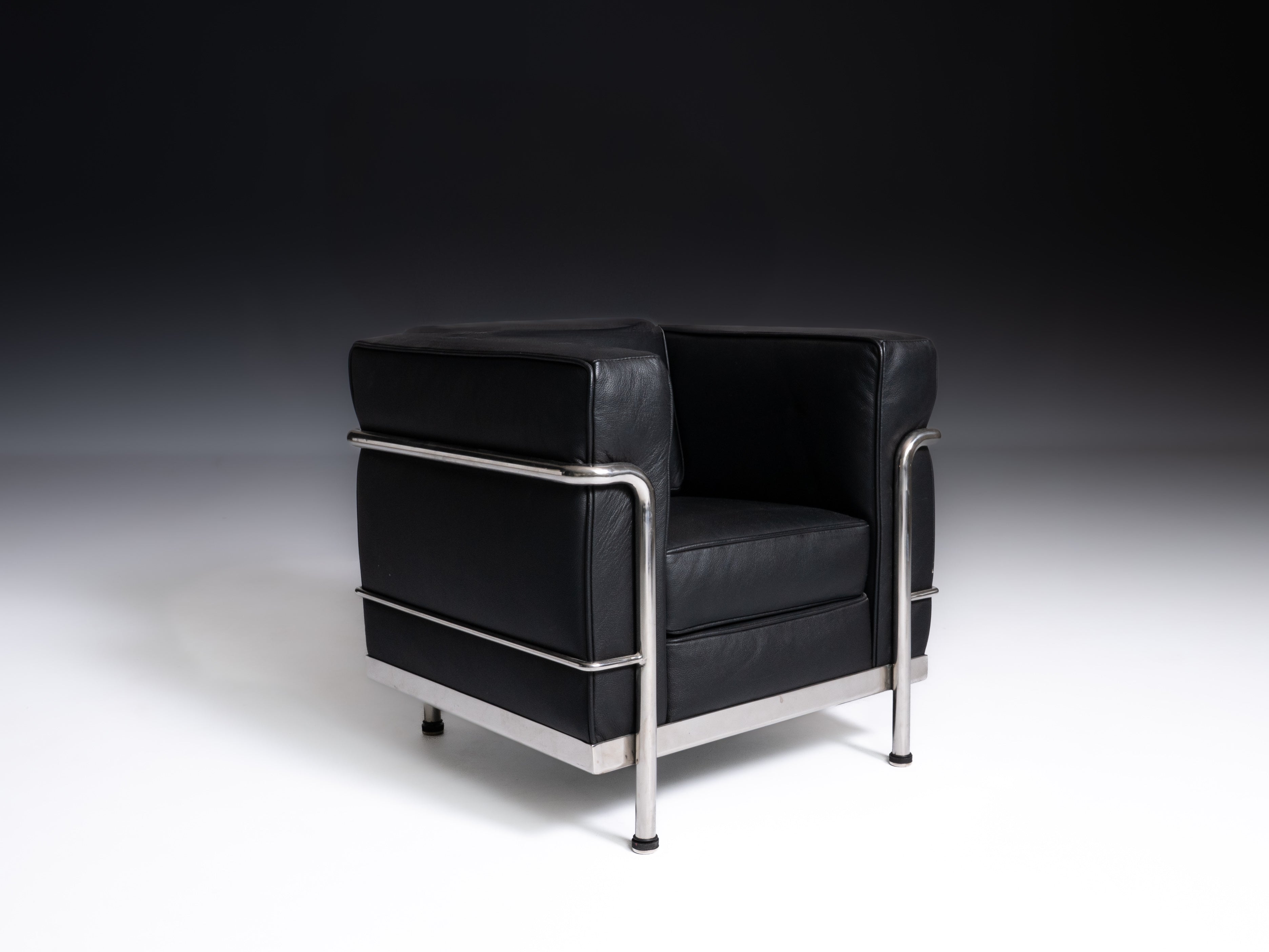 Cadeirão miniatura, segundo design de Le Corbusier, fabricado por Cassina
