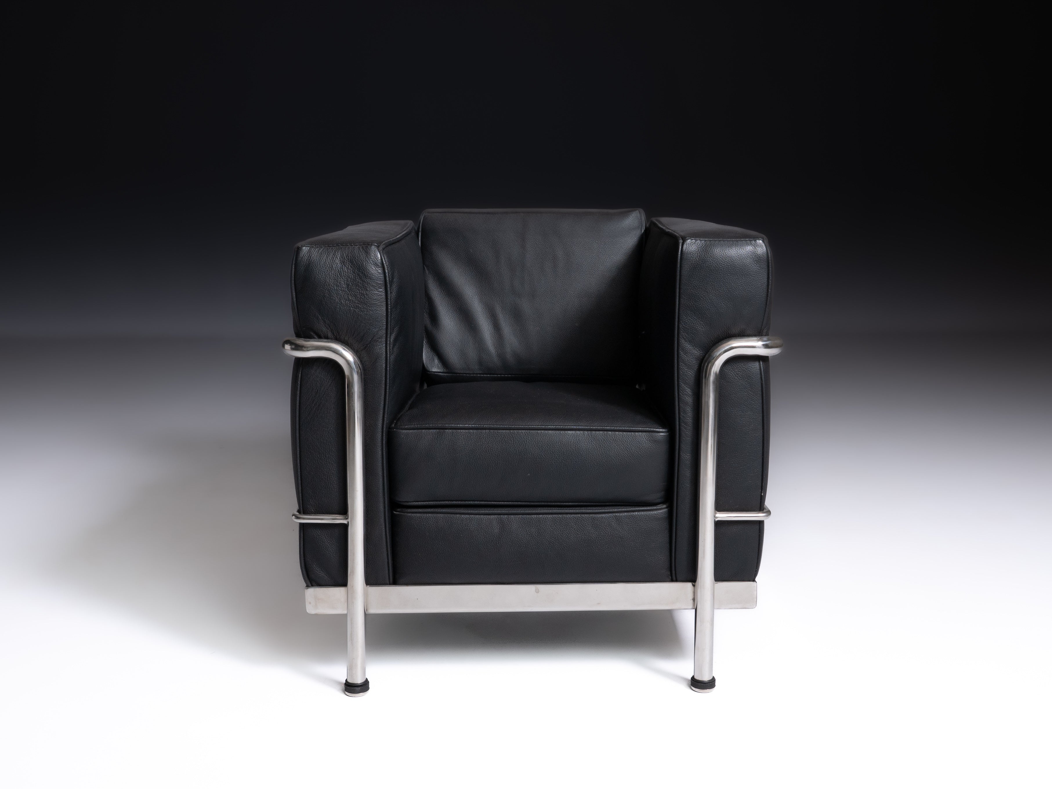 Cadeirão miniatura, segundo design de Le Corbusier, fabricado por Cassina