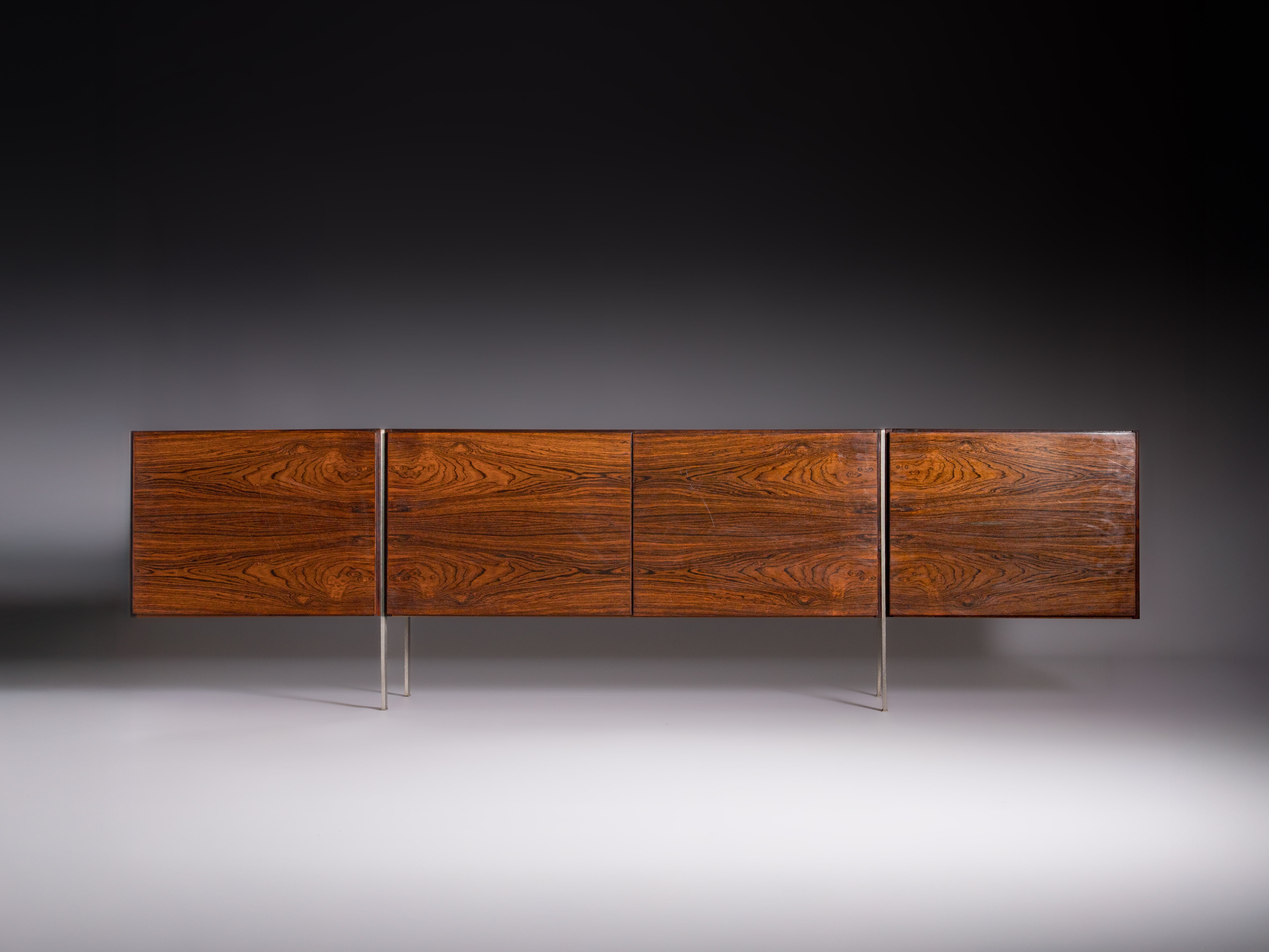 Sideboard dinamarquês, design atribuído a Heino Schultz, datado da década de 1960.