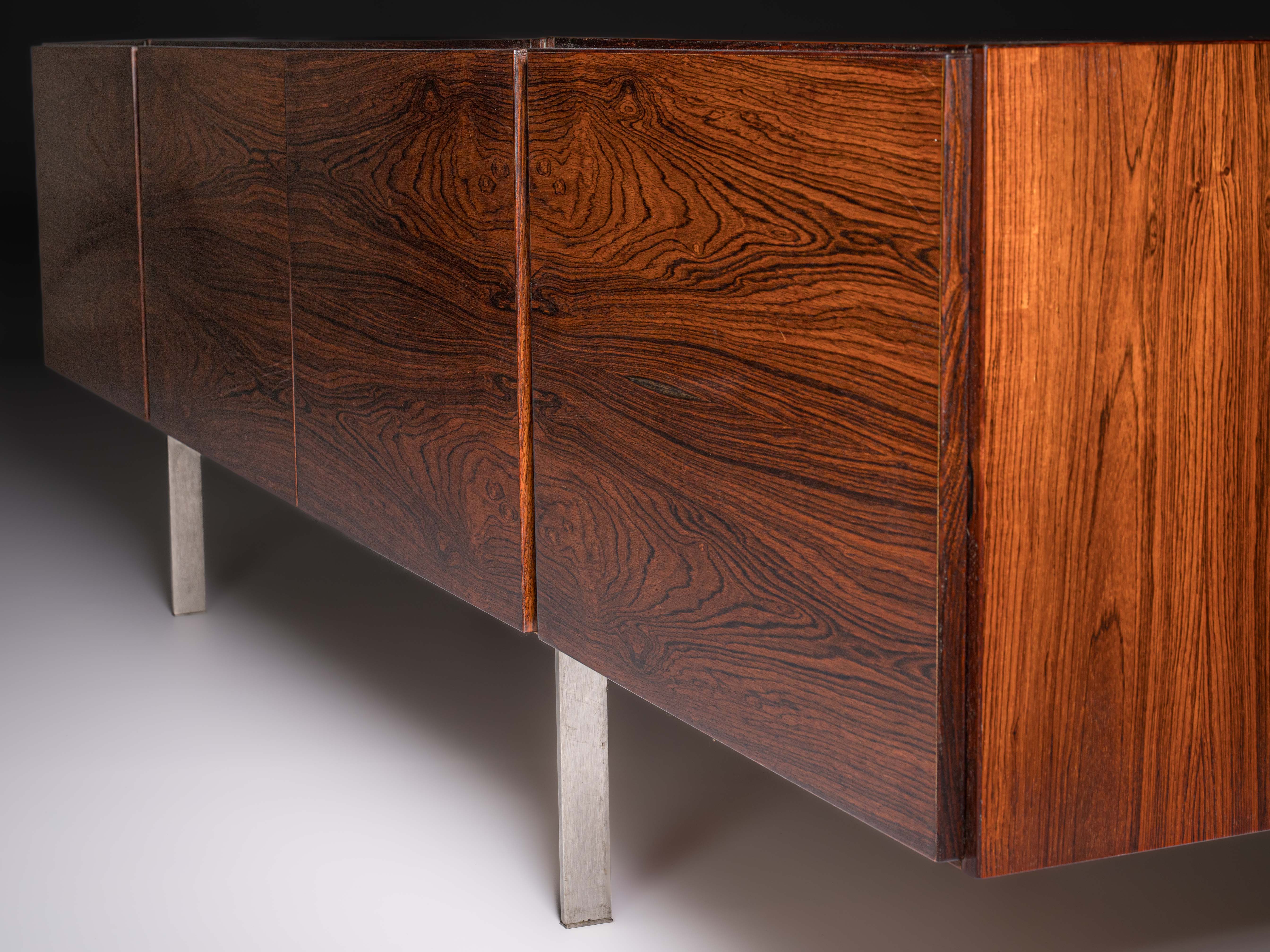 Sideboard dinamarquês, design atribuído a Heino Schultz, datado da década de 1960.