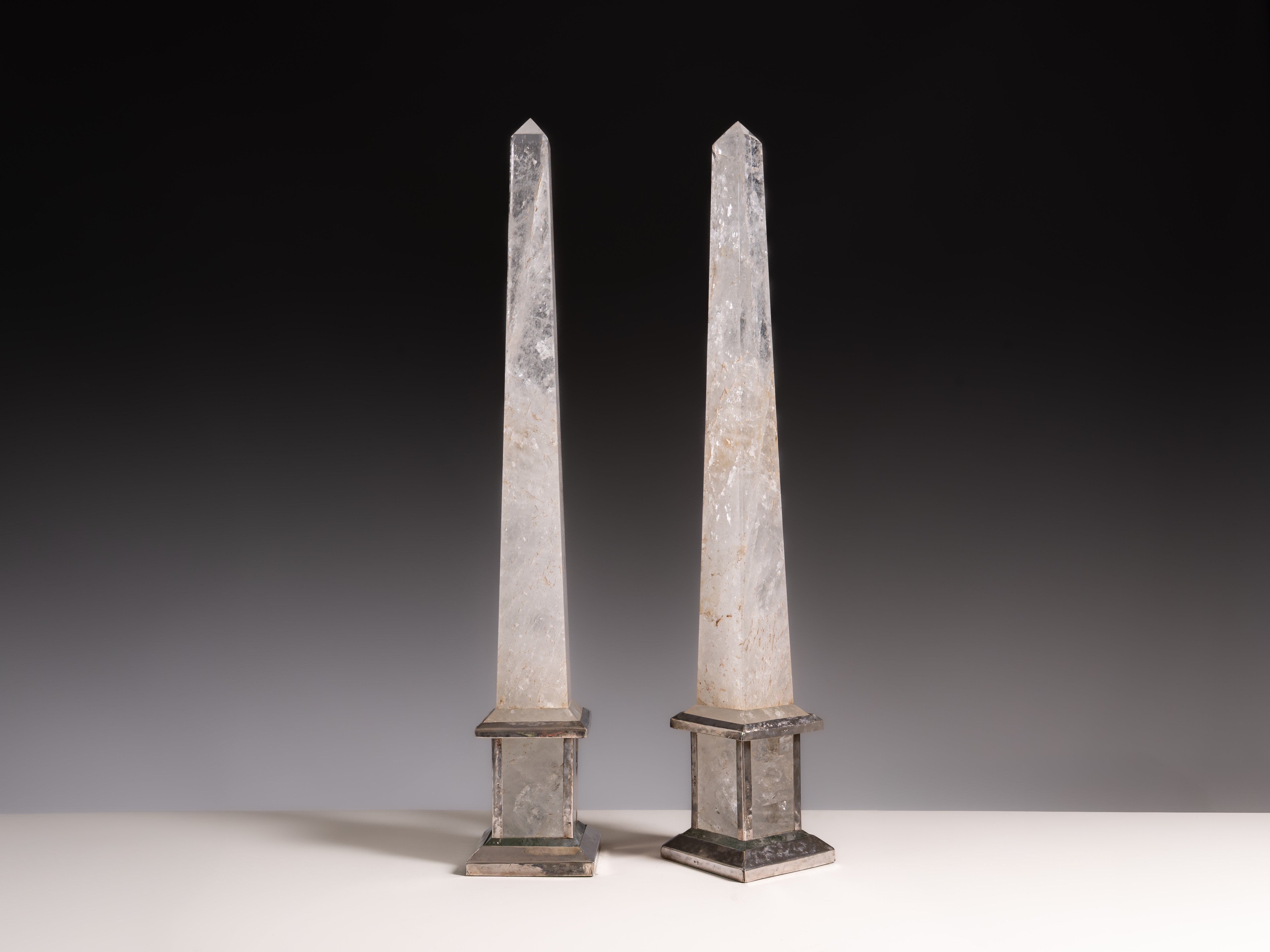 Par de obeliscos em cristal de rocha, com bases com aplicações em prata 925/1000. Portugal, século XX.