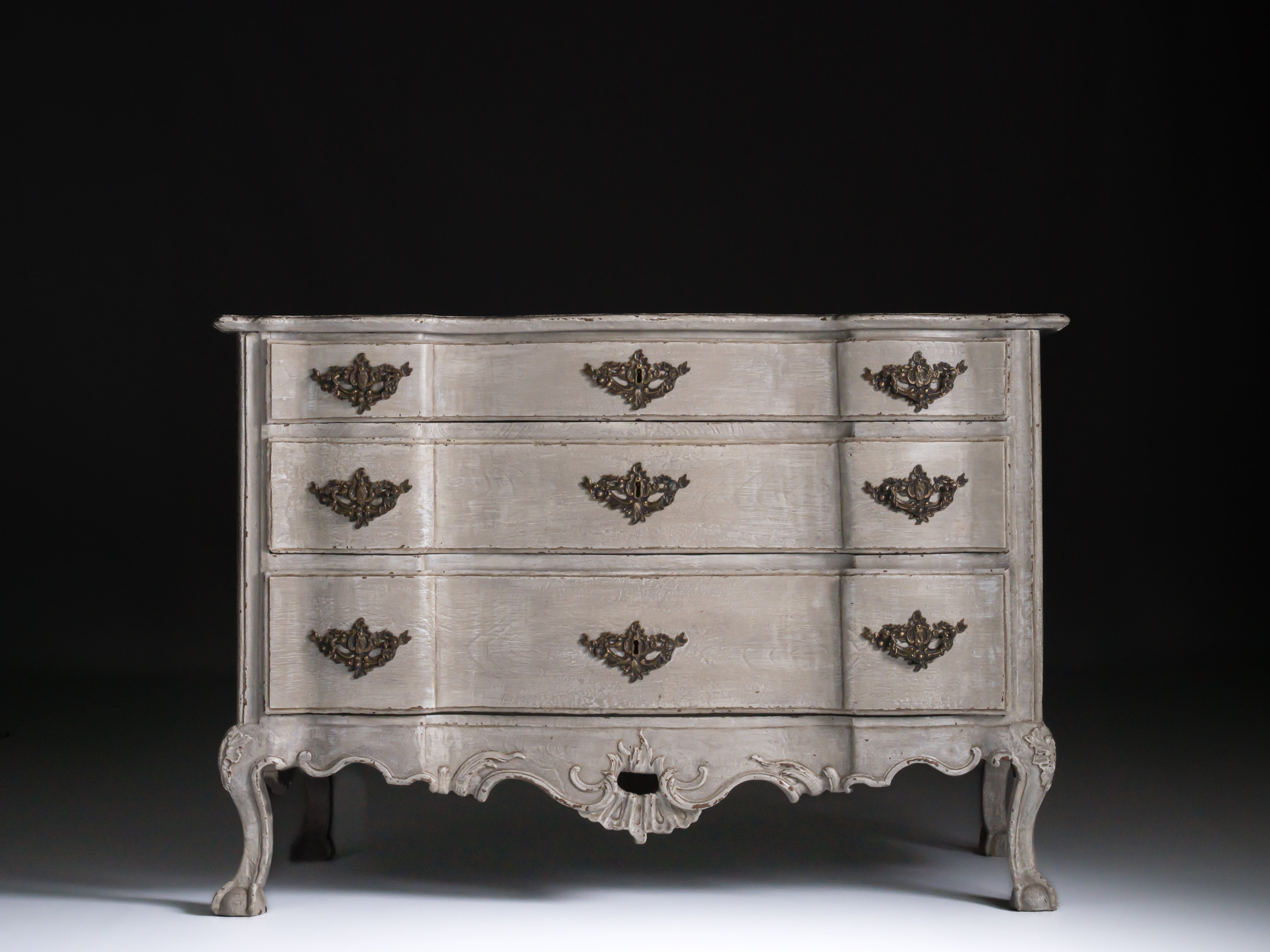 Cómoda D. João V (1706-1750) em madeira pintada, séc. XVIII
