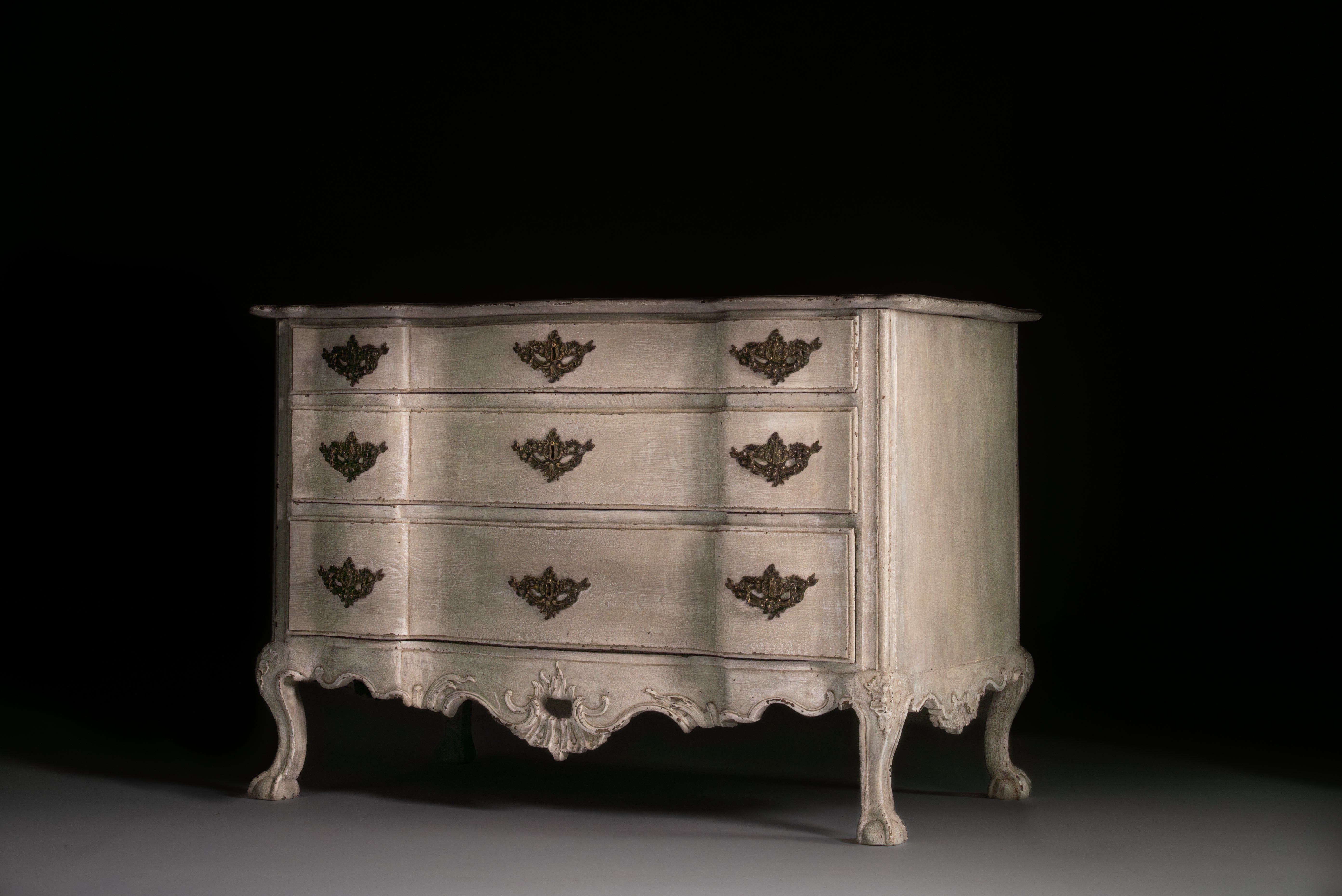 Cómoda D. João V (1706-1750) em madeira pintada, séc. XVIII