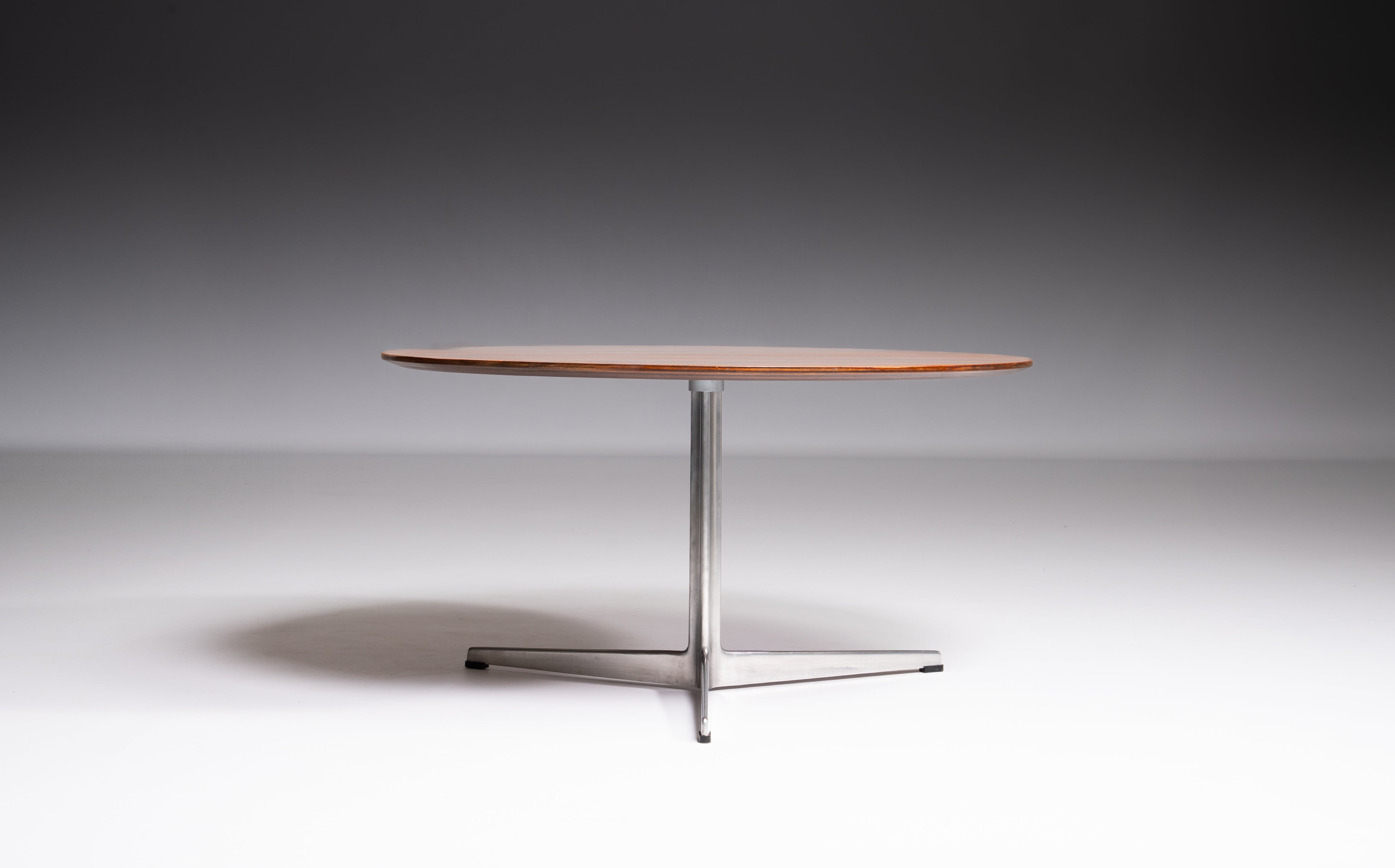 Mesa frente-sofá em pau-santo e pé central em aço, Arne Jacobsen para Fritz Hansen, Dinamarca, anos 60