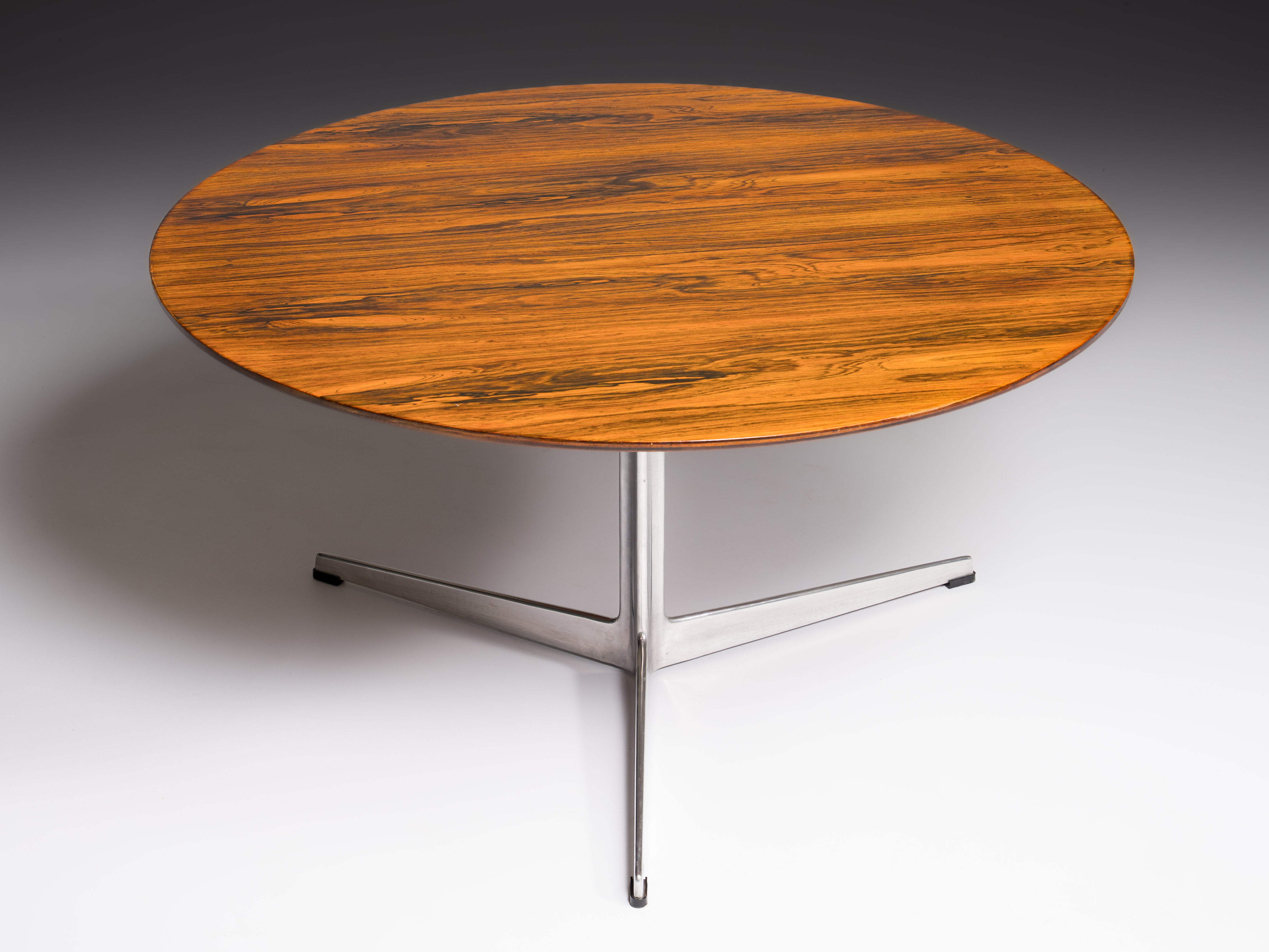 Mesa frente-sofá em pau-santo e pé central em aço, Arne Jacobsen para Fritz Hansen, Dinamarca, anos 60