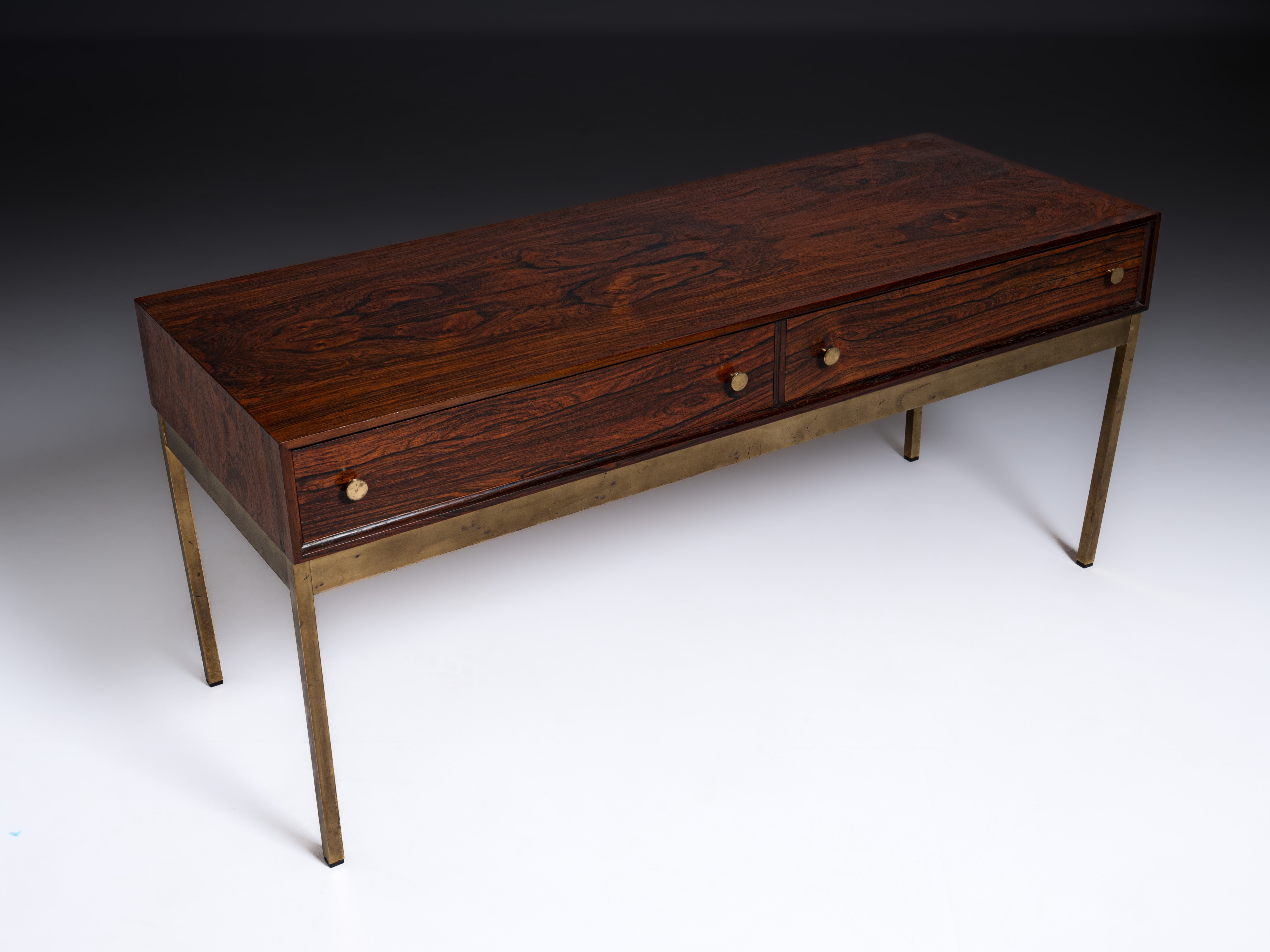 Mesa com duas gavetas em pau-santo e base em latão. Design de Alf Svensson & Yngvar Sandström Fabricante: Nybro