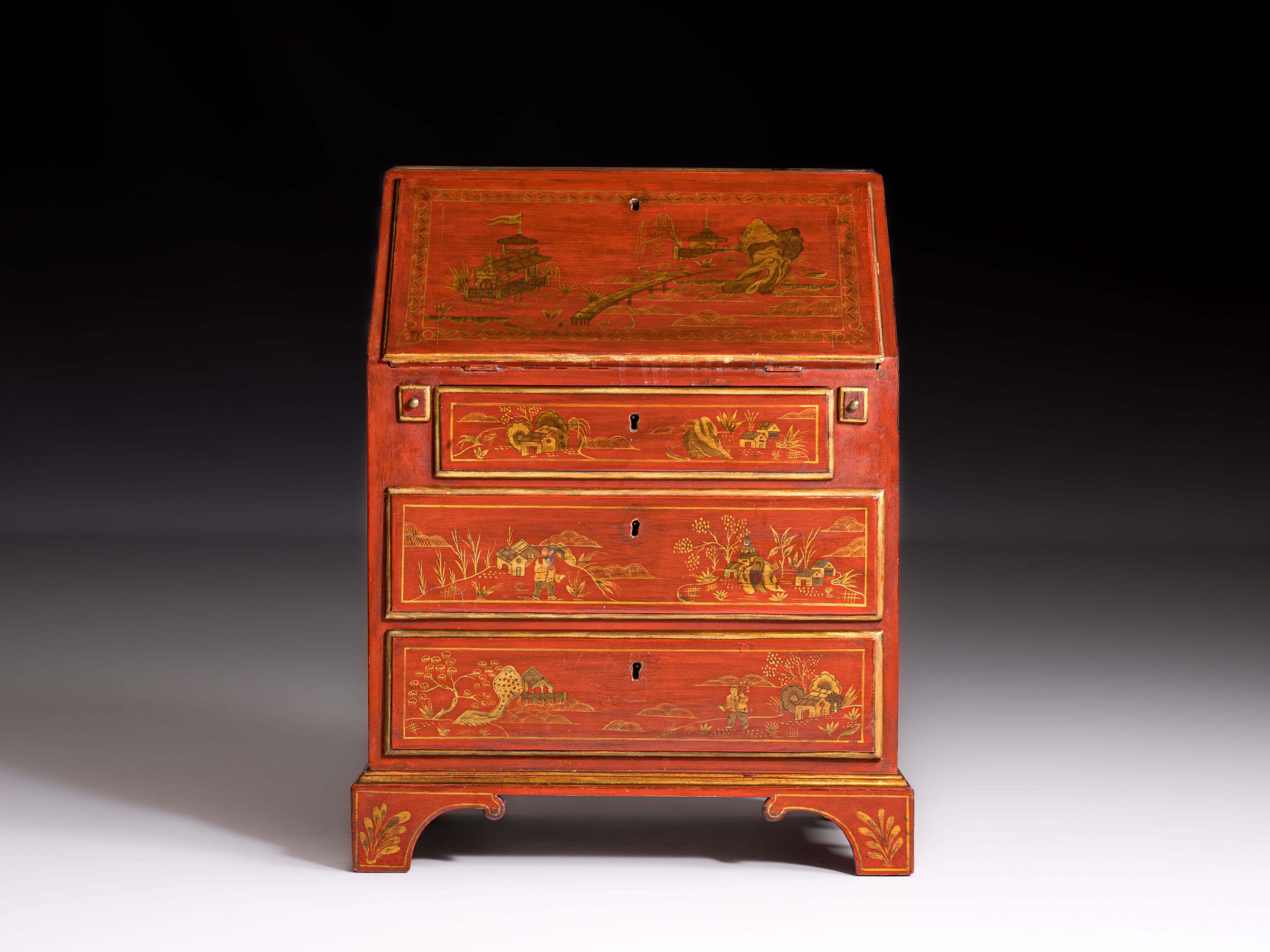 Papeleira miniatura inglesa do século XVIII, em madeira pintada de encarnado, com chinoiseries