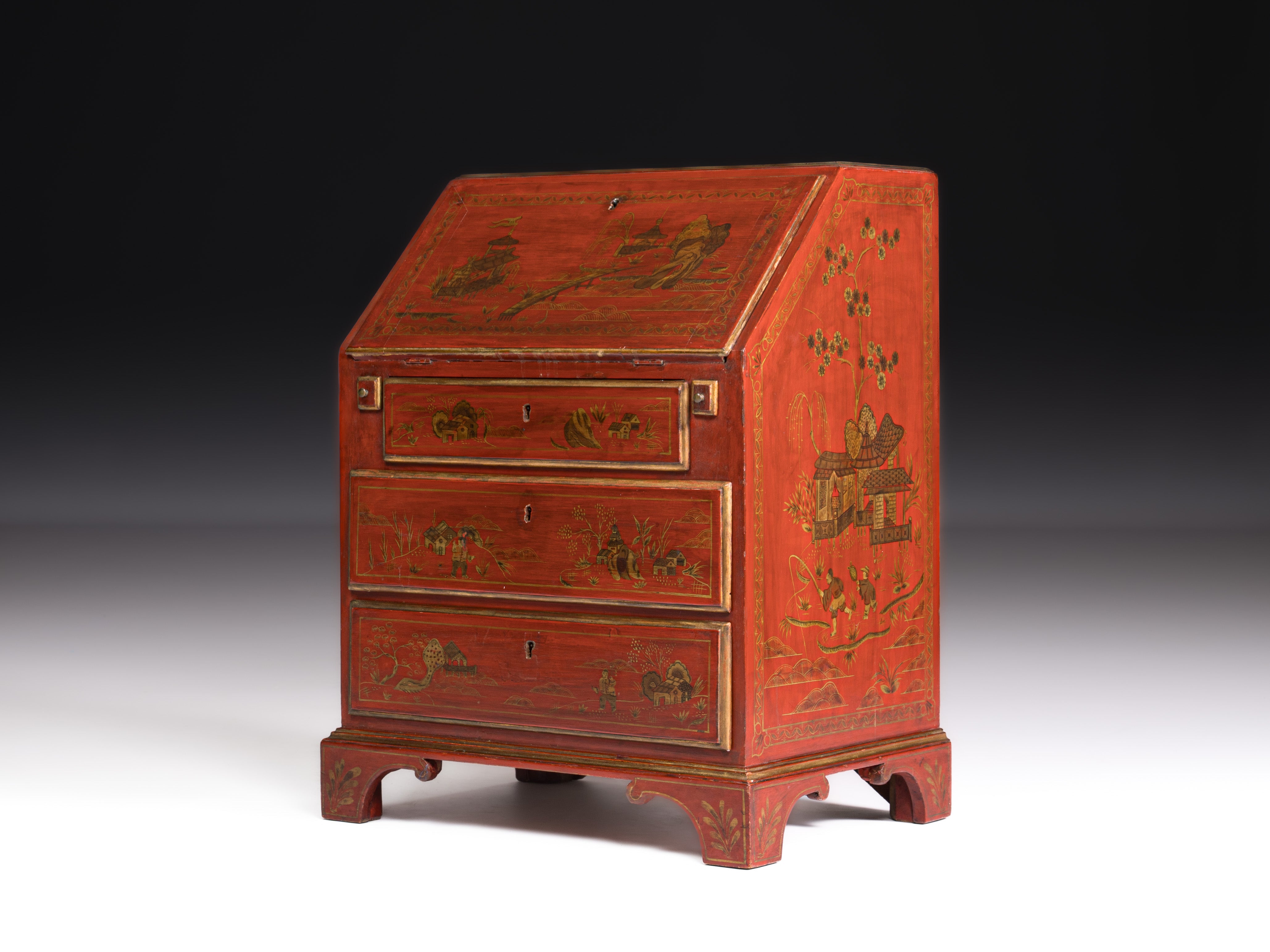 Papeleira miniatura inglesa do século XVIII, em madeira pintada de encarnado, com chinoiseries
