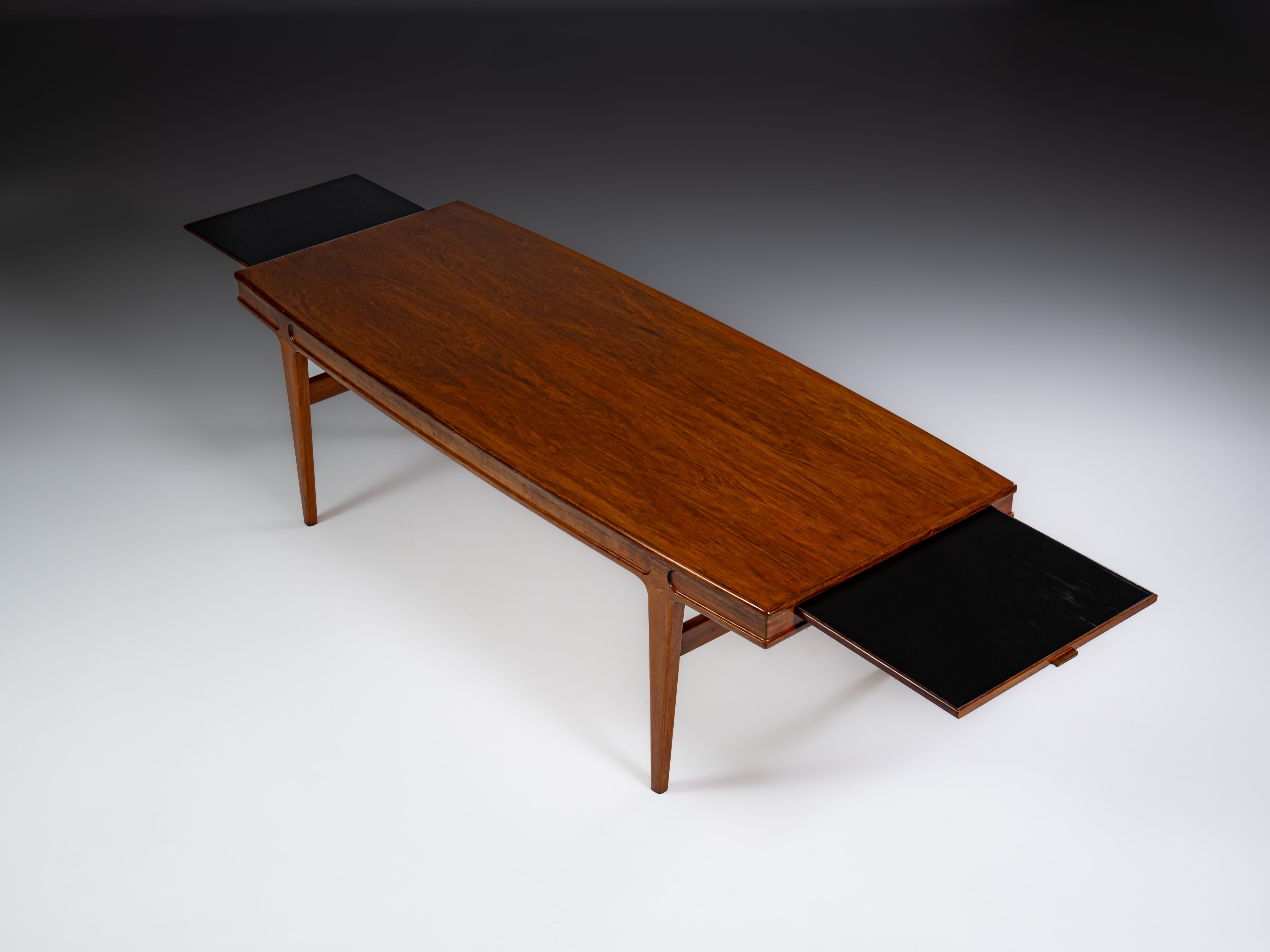 Mesa de frente de sofá em pau-santo,  design de Johannes Andersen e fabricada pela Silkeborg Møbelfabrik