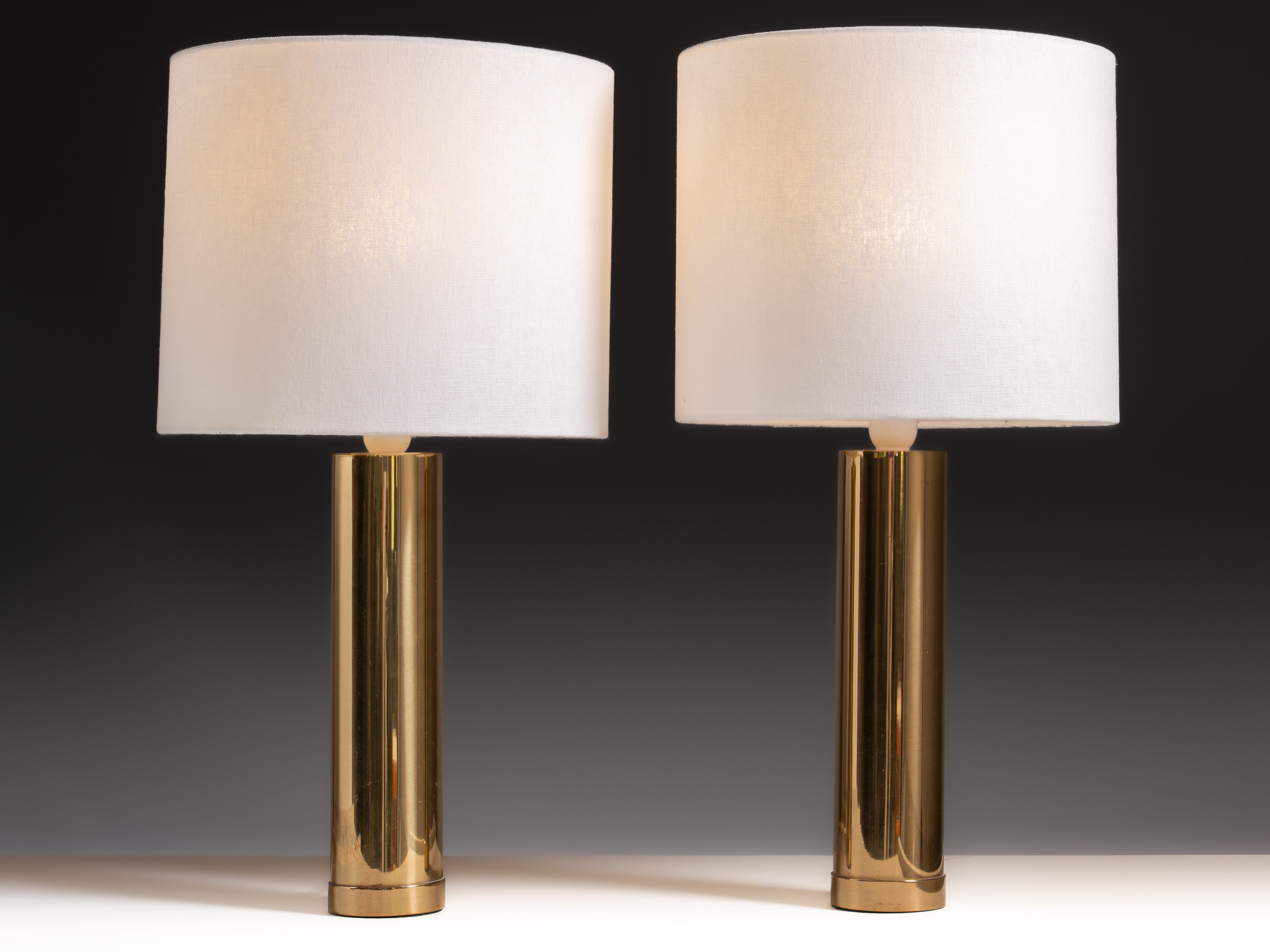 Par de candeeiros de mesa em metal amarelo, Modelo B-09, Fabricante: Bergbom, Suécia, anos 1960