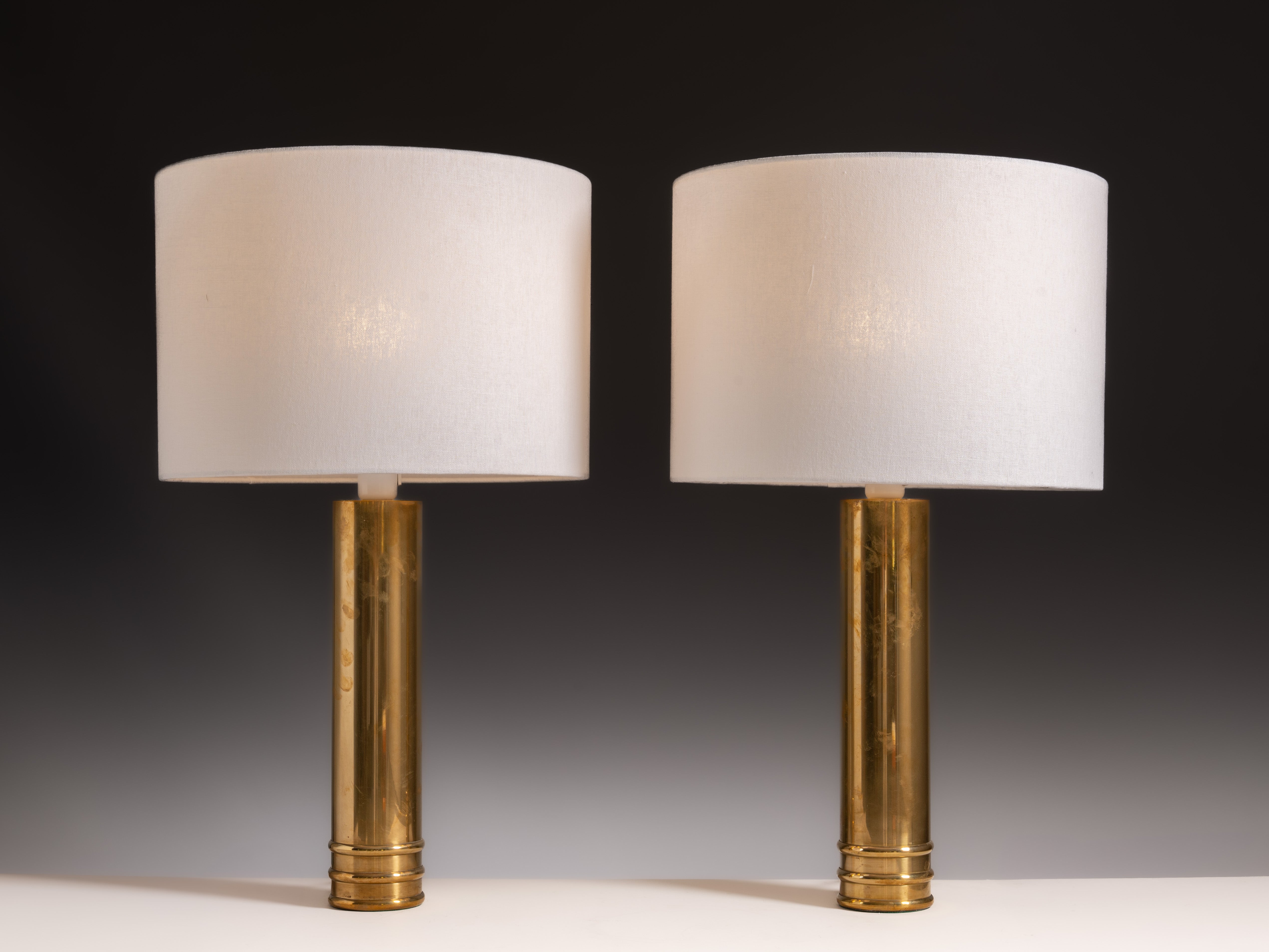 Par de candeeiros de mesa em metal amarelo, Modelo B-10, Fabricante: Bergbom, Suécia, anos 1960