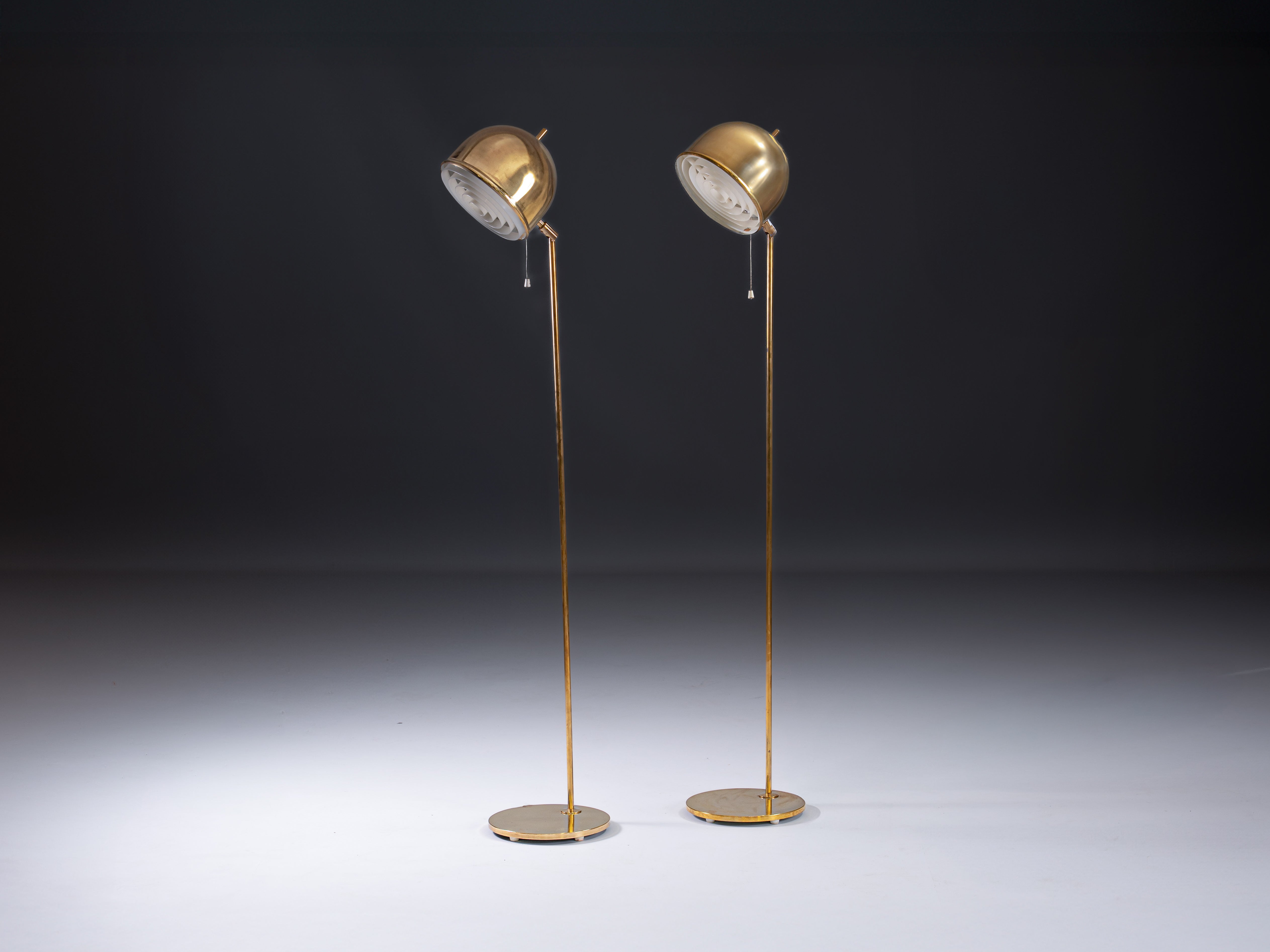 Par de candeeiros de pé modelo “G-075”, design Eje Ahlgren, produzidos pela prestigiada marca sueca Bergboms durante a década de 1960