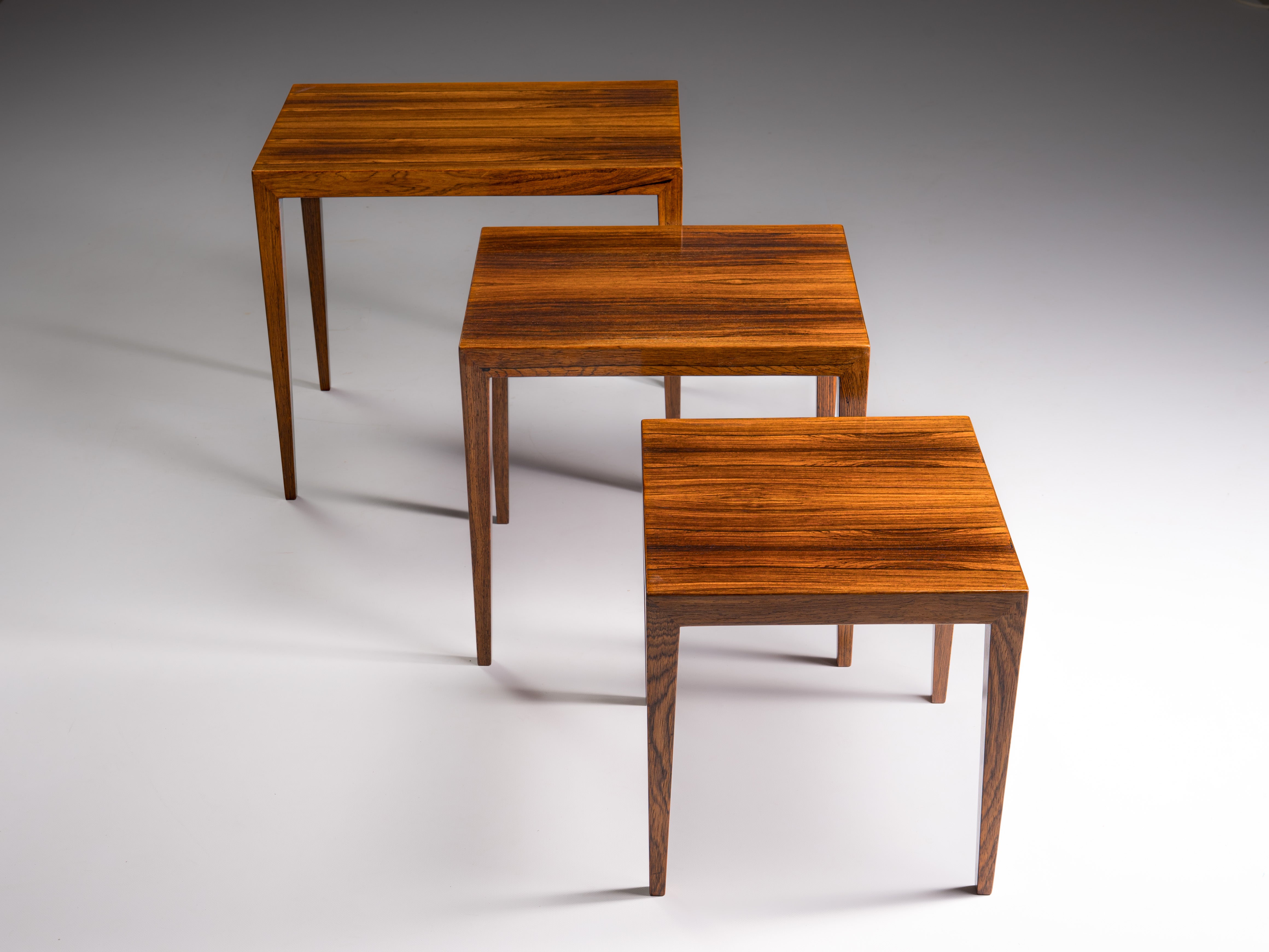 Conjunto de três mesas de apoio de encaixar (nesting tables) design Severin Hansen, Dinamarca, anos 1960