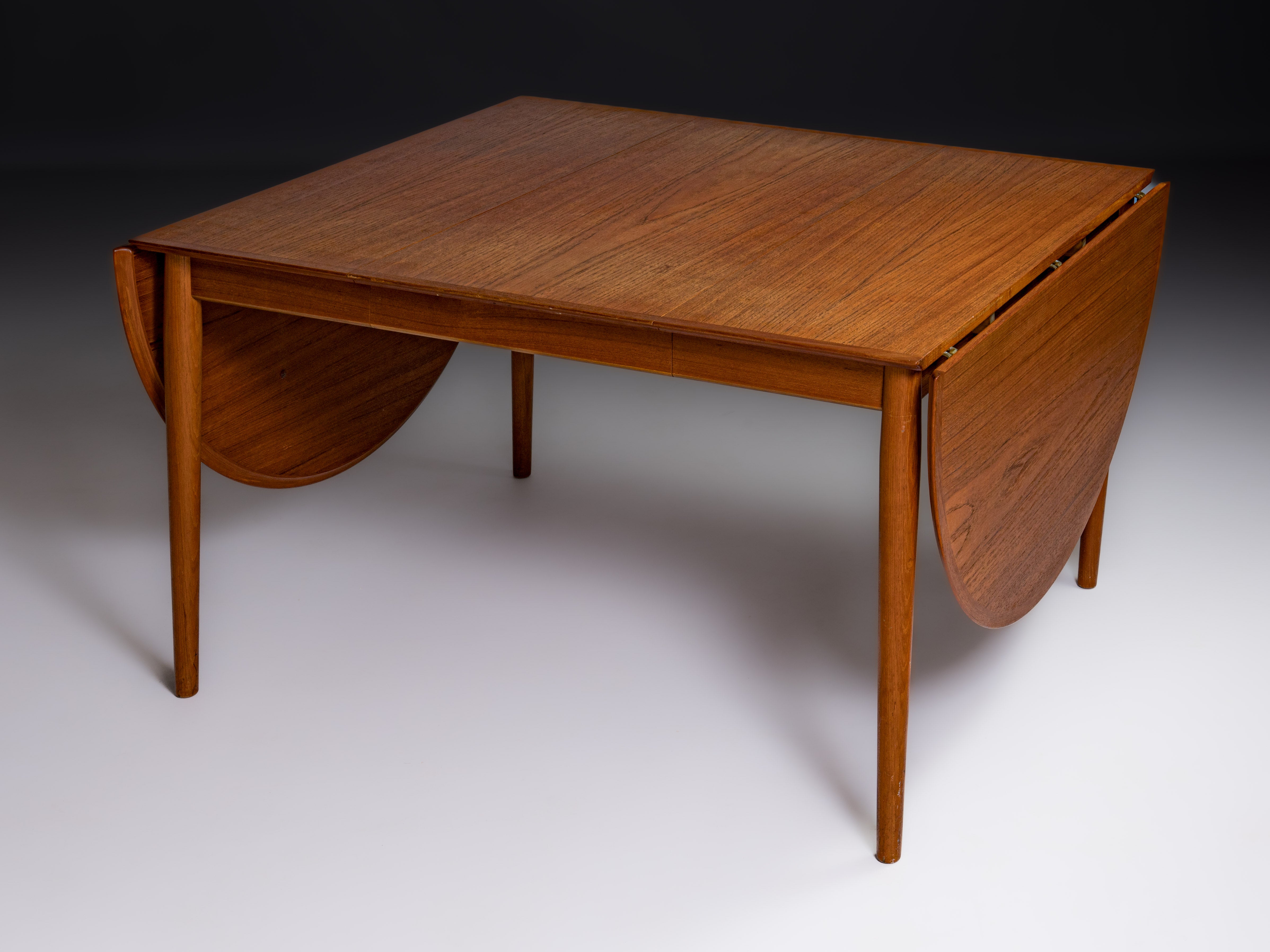 Mesa de casa de jantar em teca, modelo 227, design de Arne Vodder e fabricada pela Sibast