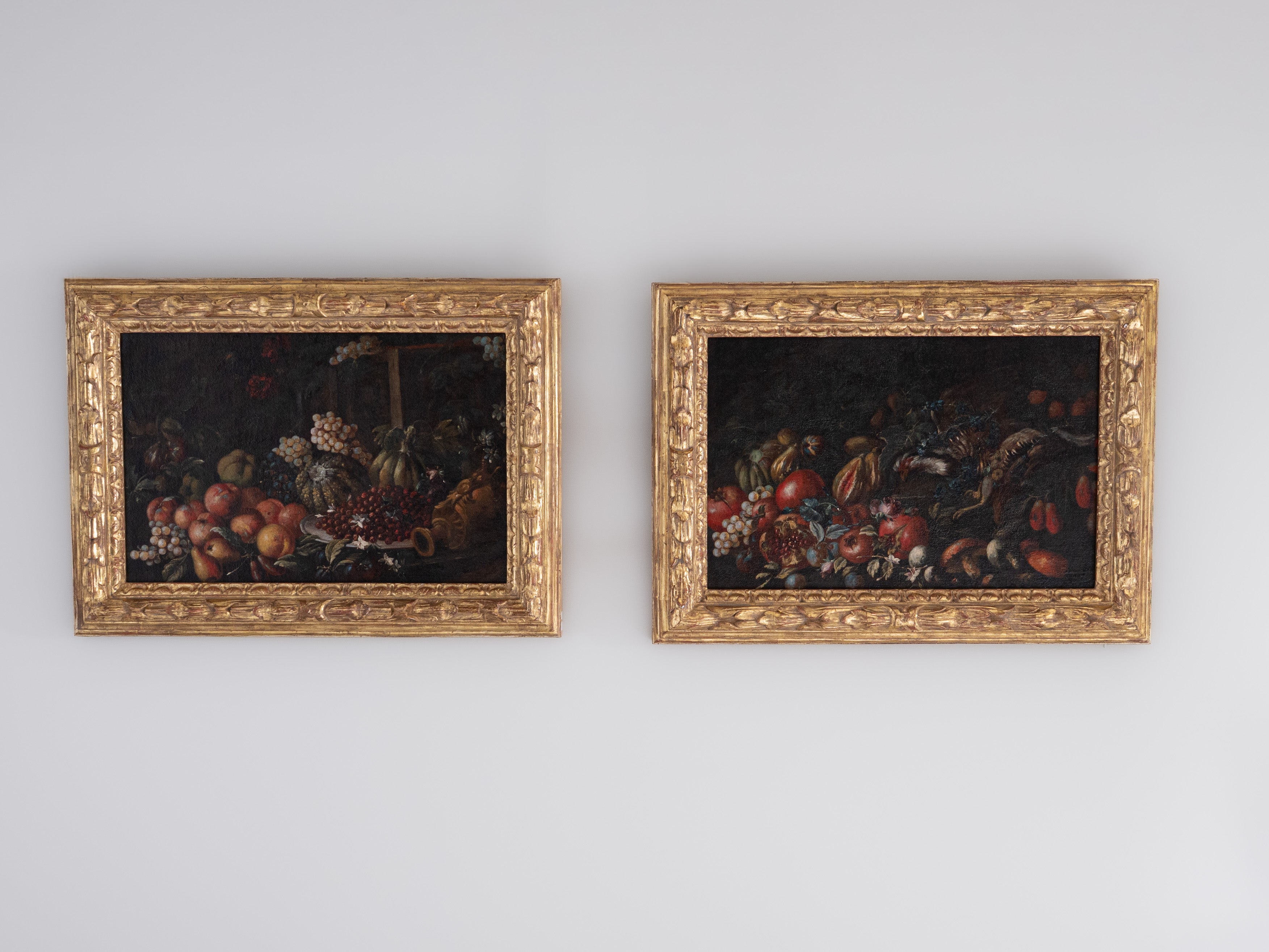 À maneira de Giovanni Battista Ruoppolo (1629–1693) Par de naturezas-mortas com frutos, vegetais, objectos e ave, Óleo sobre tela, Itália, século XVII
