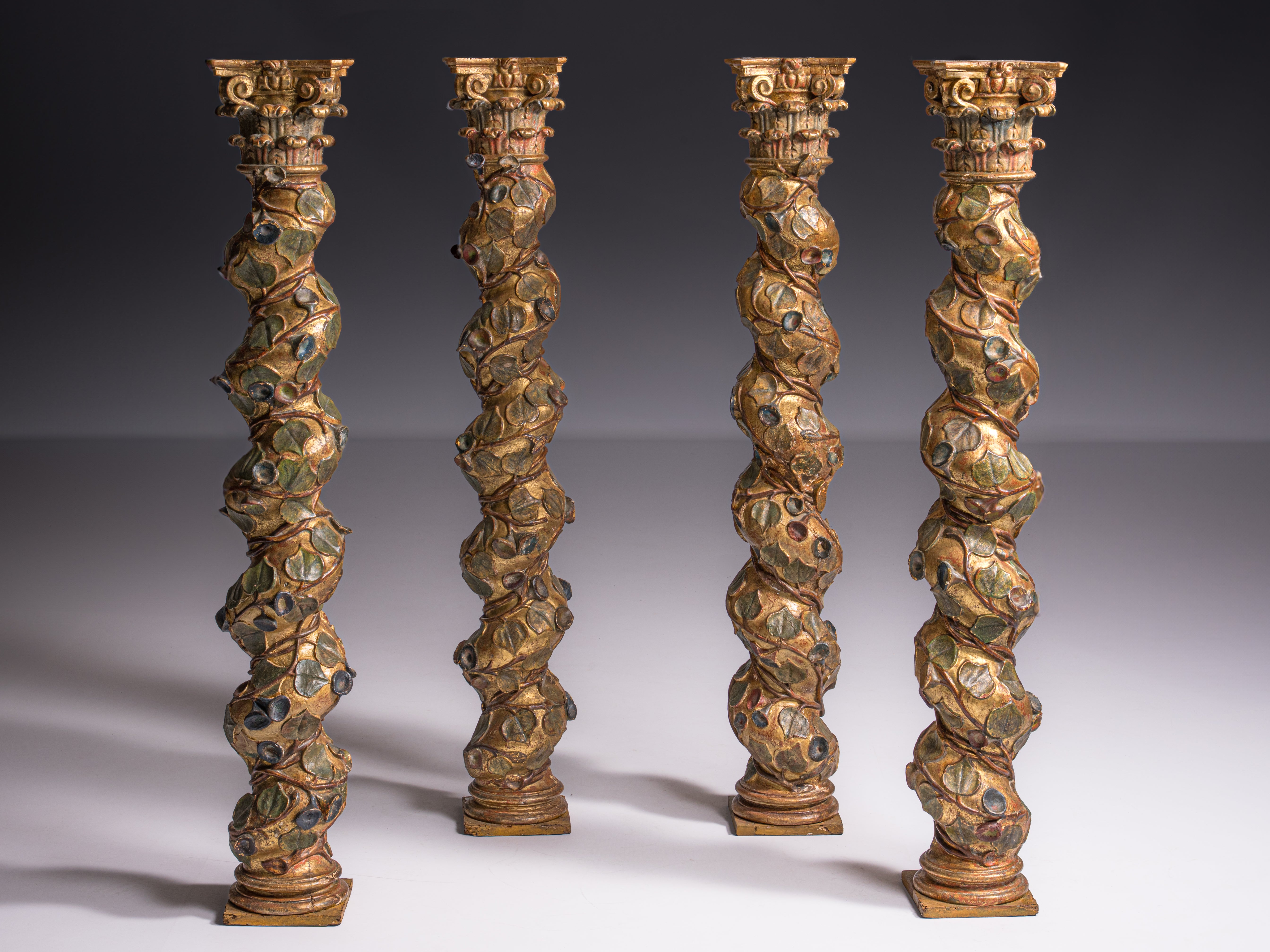 Conjunto de quatro colunas salomónicas genovesas em madeira policromada e parcialmente dourada. Itália, Génova, cerca de 1680-1720