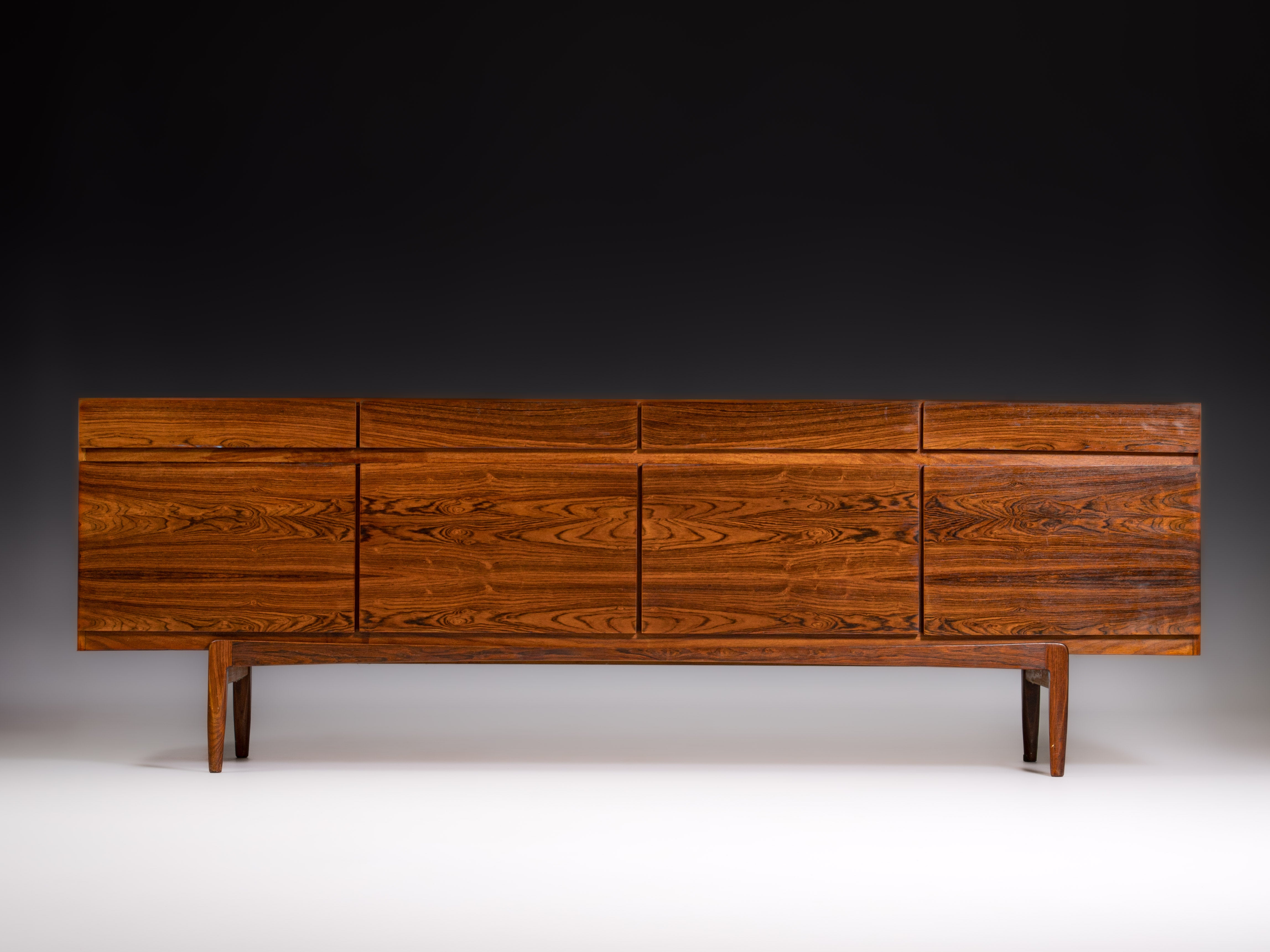 Sideboard modelo “FA-66”, design Ib Kofod Larsen, pau-santo, c. 1960