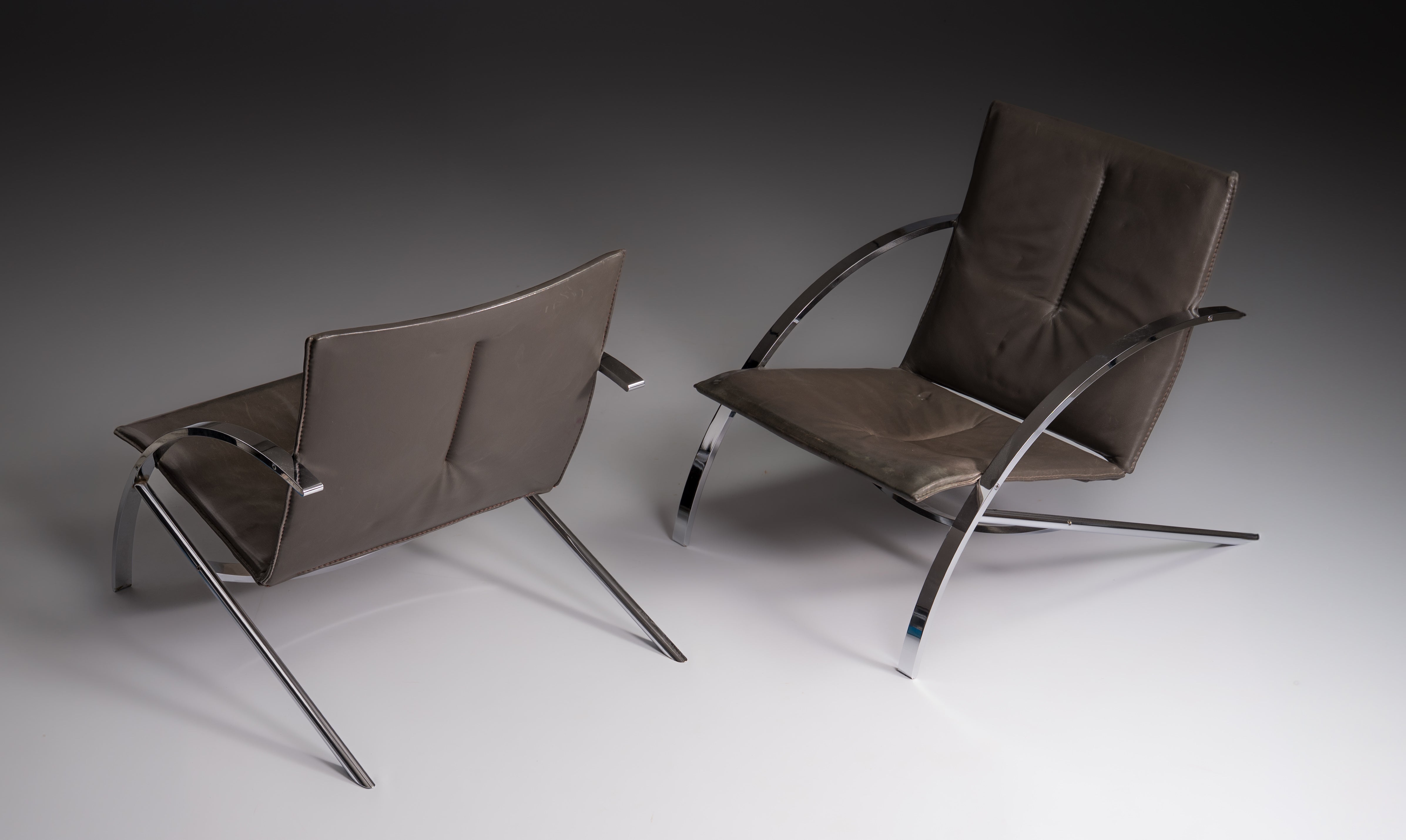 Par de cadeiras modelo Arco em inox e pele preta, Paul Tuttle para Strässle, Suíça, anos 1970