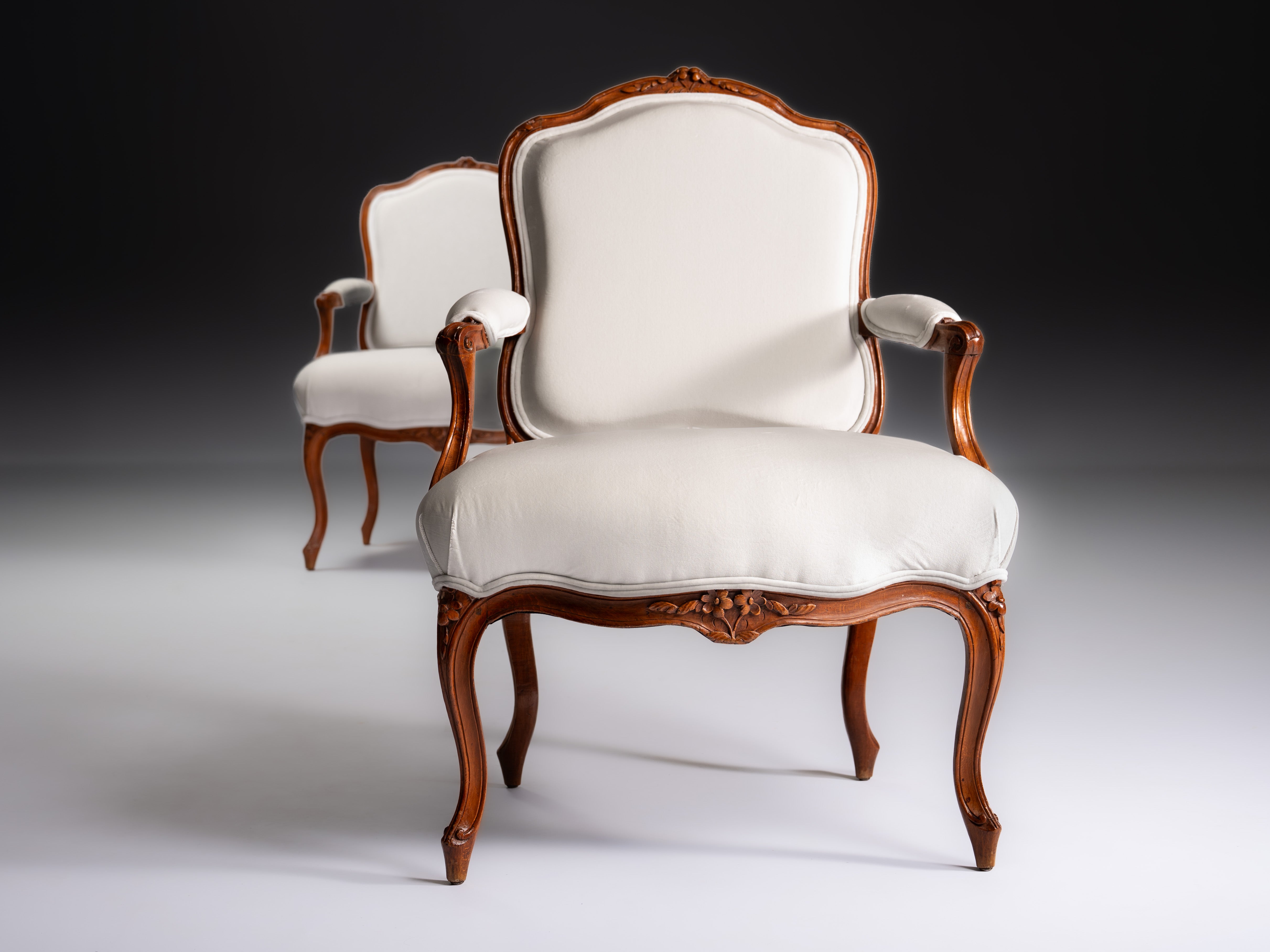 Par de fauteuils Louis XV em nogueira entalhada, França, século XVIII