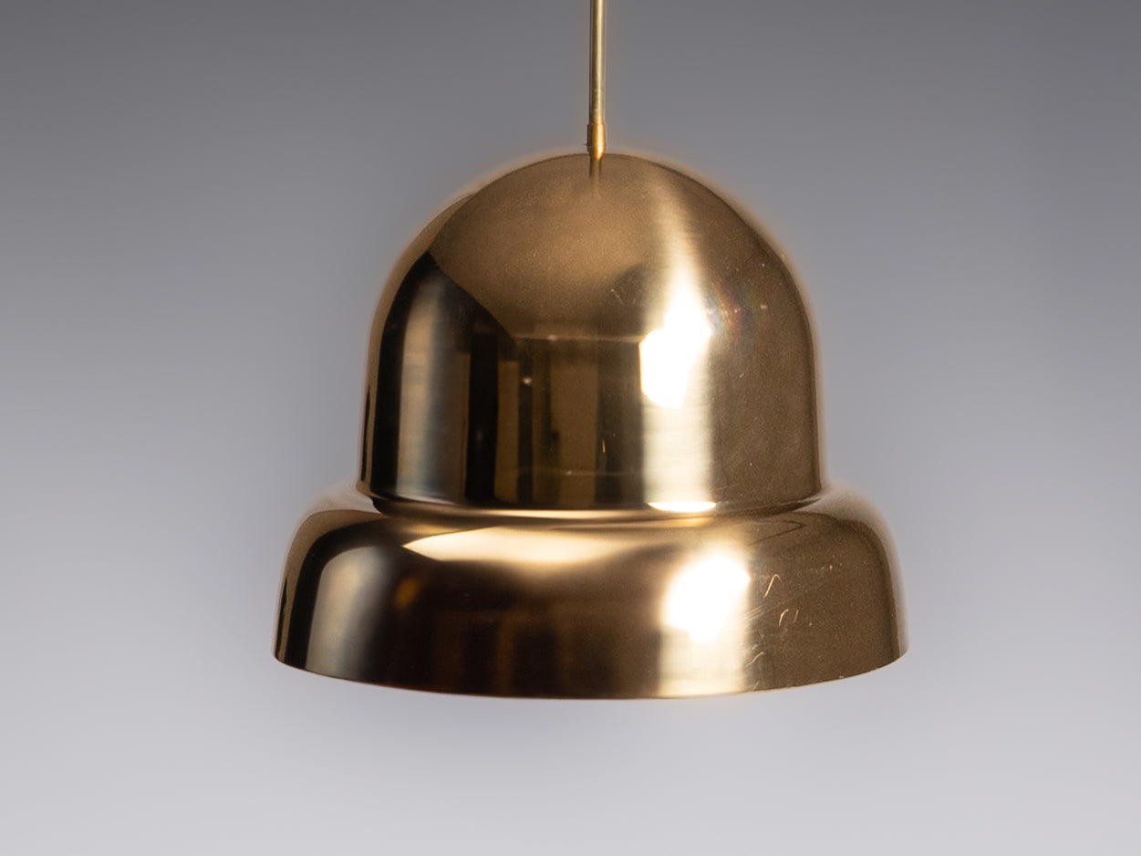 Par de candeeiros “bell” em metal amarelo. Fabricante: Bergboms, Suécia, anos 50