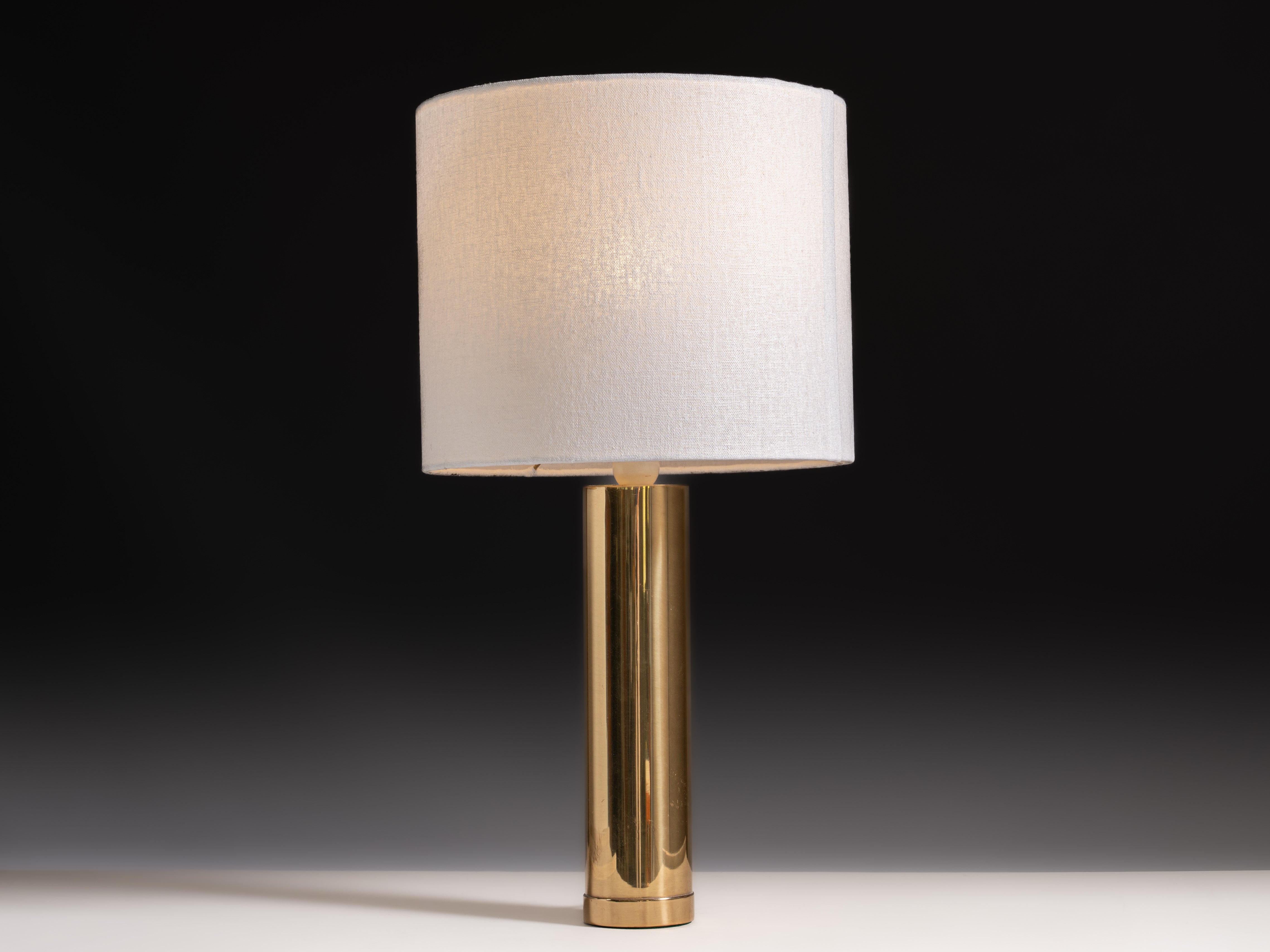 Par de candeeiros de mesa em metal amarelo, Modelo B-09, Fabricante: Bergbom, Suécia, anos 1960