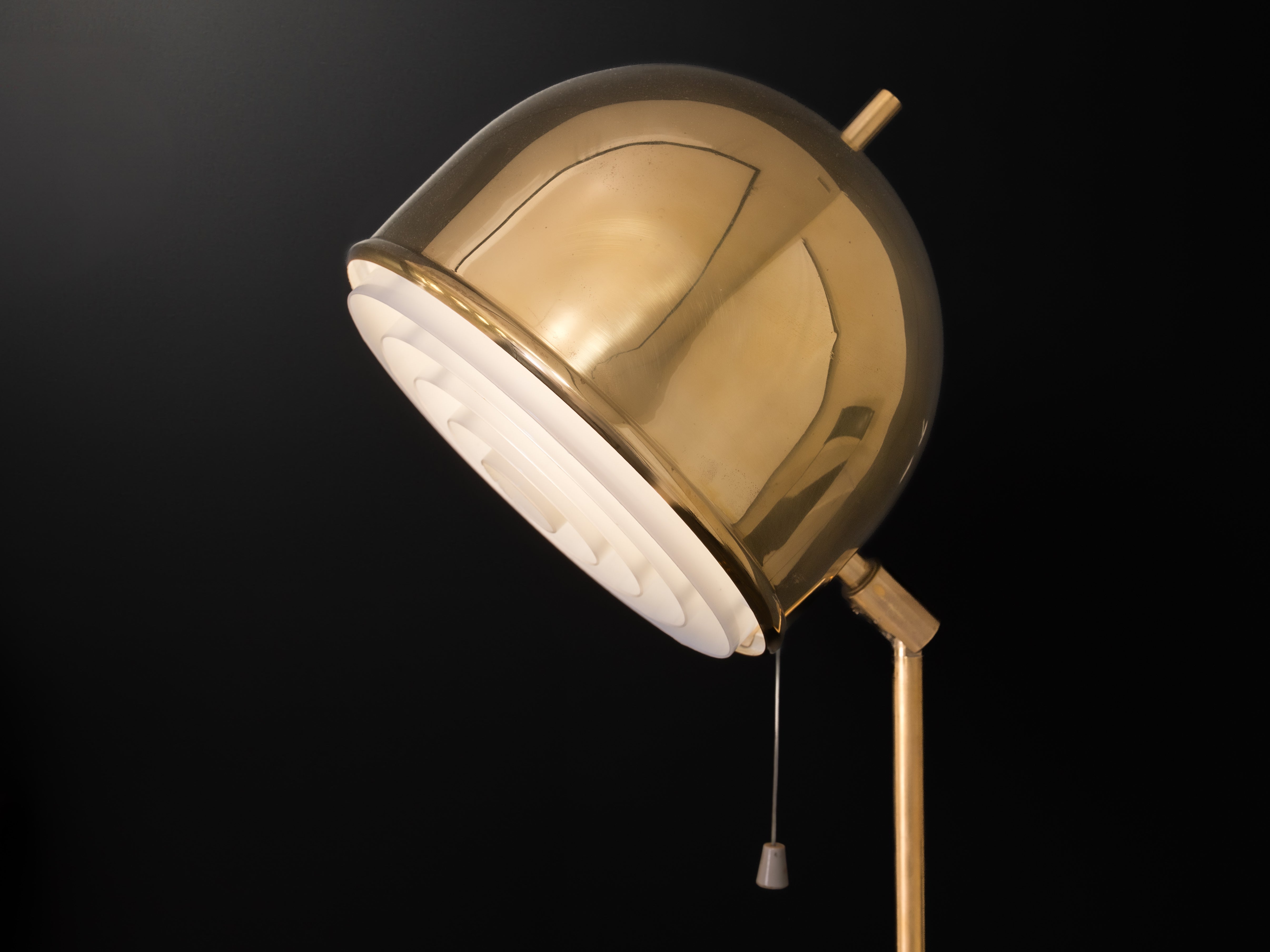 Par de candeeiros de pé modelo “G-075”, design Eje Ahlgren, produzidos pela prestigiada marca sueca Bergboms durante a década de 1960