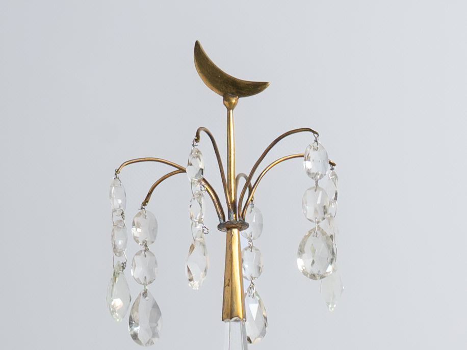 Par de girandoles de 3 lumes em metal dourado, vidro e cristal. Fustes decorados com “putto” e base em mármore. Séc. XIX