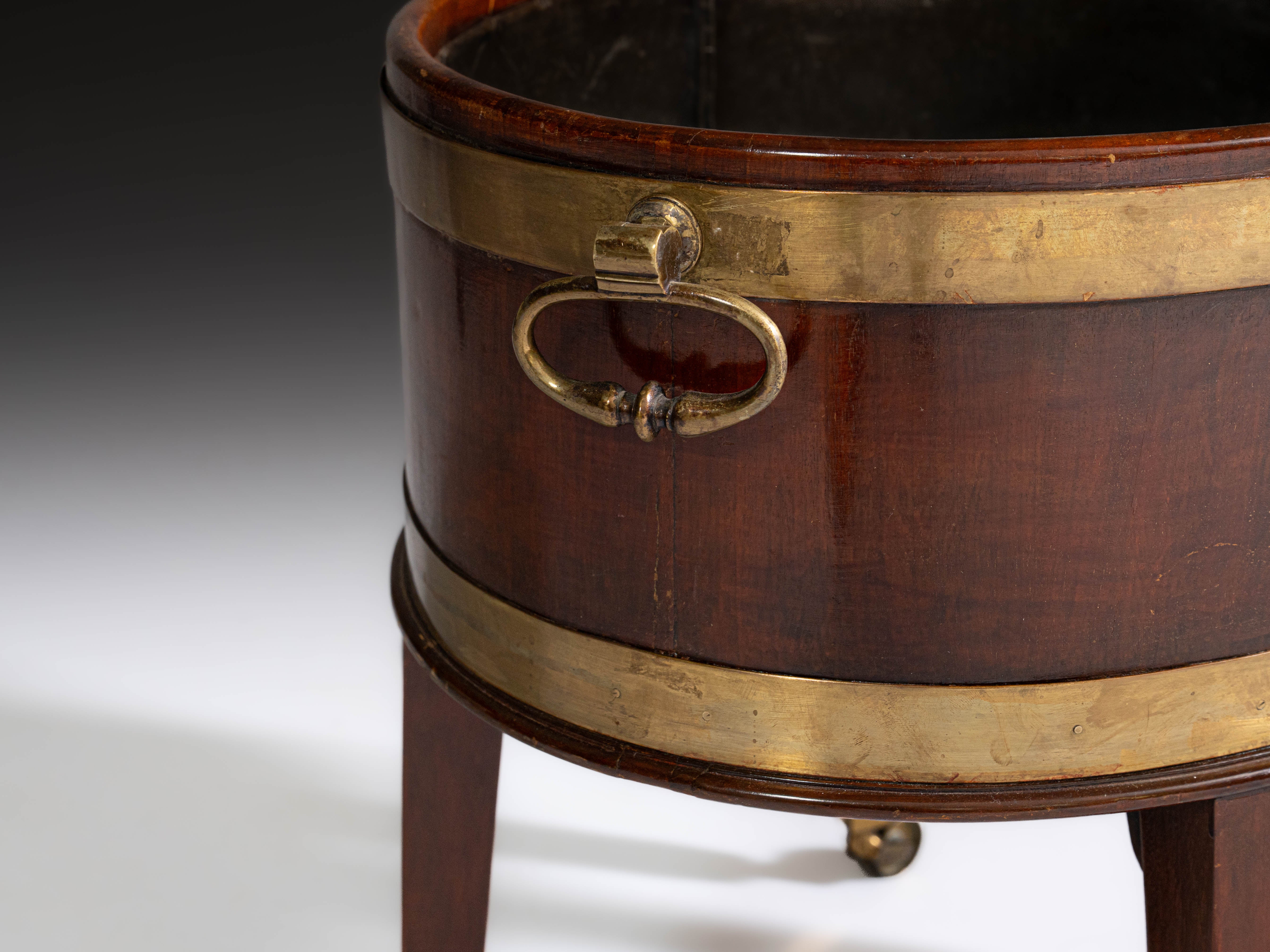 Wine-Cooler inglês, do séc. XIX, em mogno e metal dourado