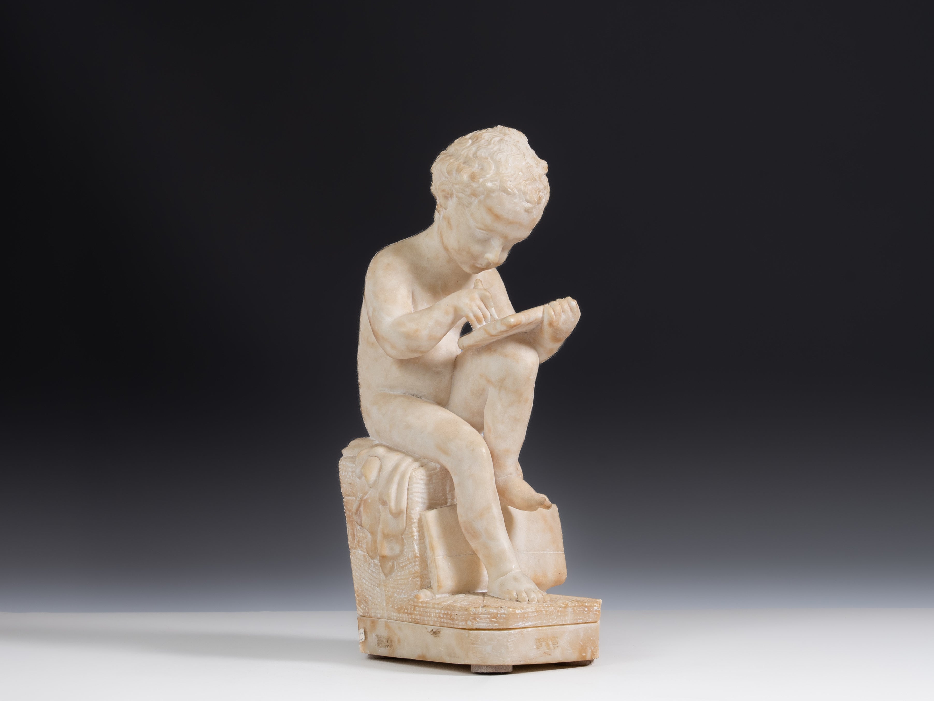 Segundo Antonio CANOVA (1757–1822) Criança a escrever Escultura em mármore Ostenta assinatura “António Canova”, século XIX