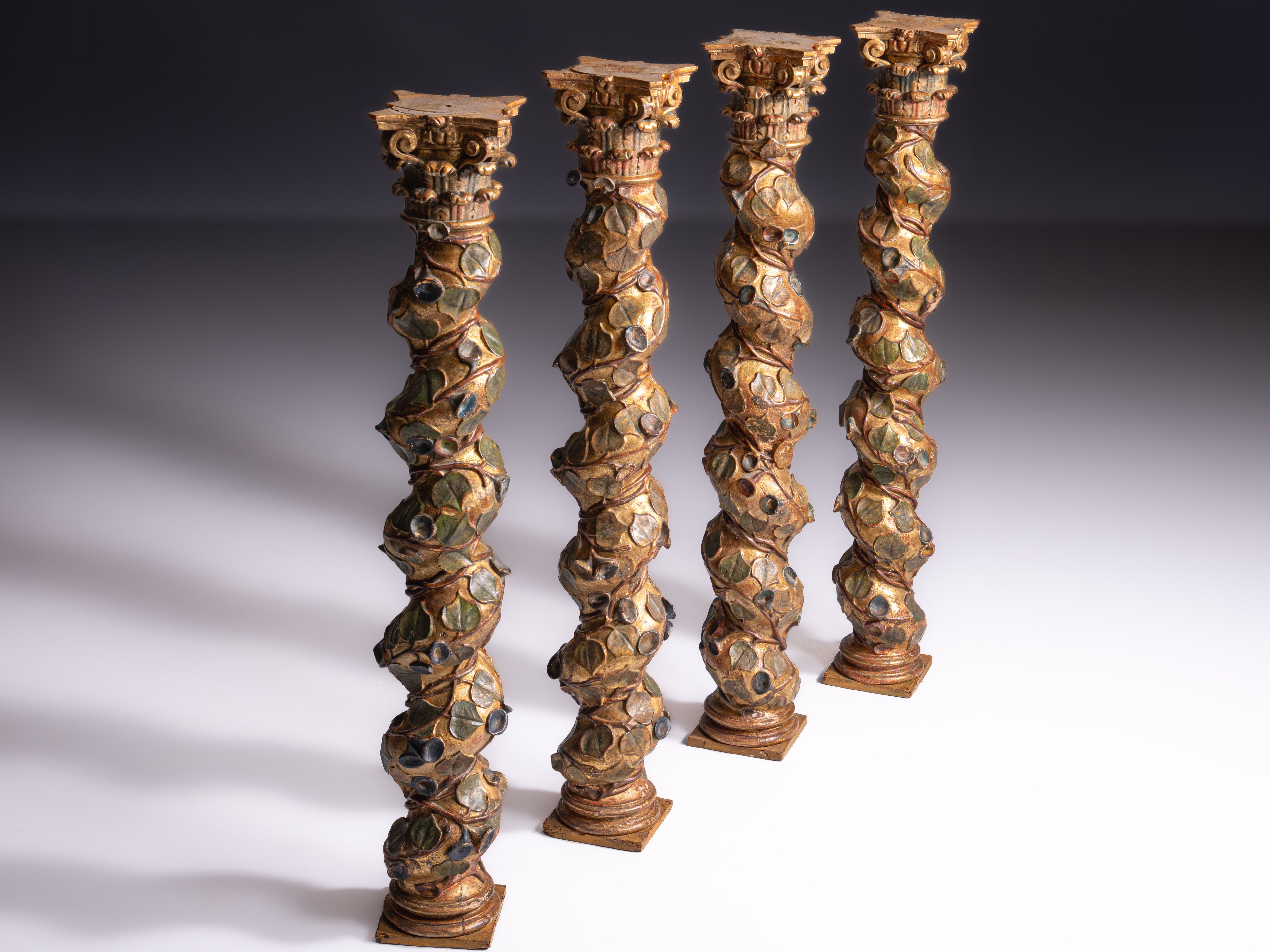 Conjunto de quatro colunas salomónicas genovesas em madeira policromada e parcialmente dourada. Itália, Génova, cerca de 1680-1720