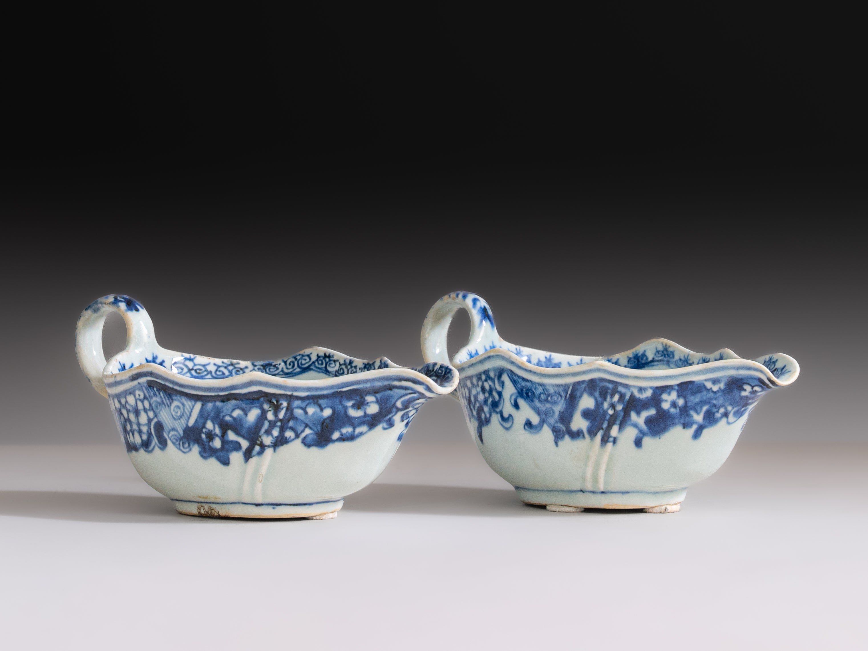 Par de molheiras em porcelana chinesa da Companhia das Índias, século XVIII, Período Qianlong (1736–1795)