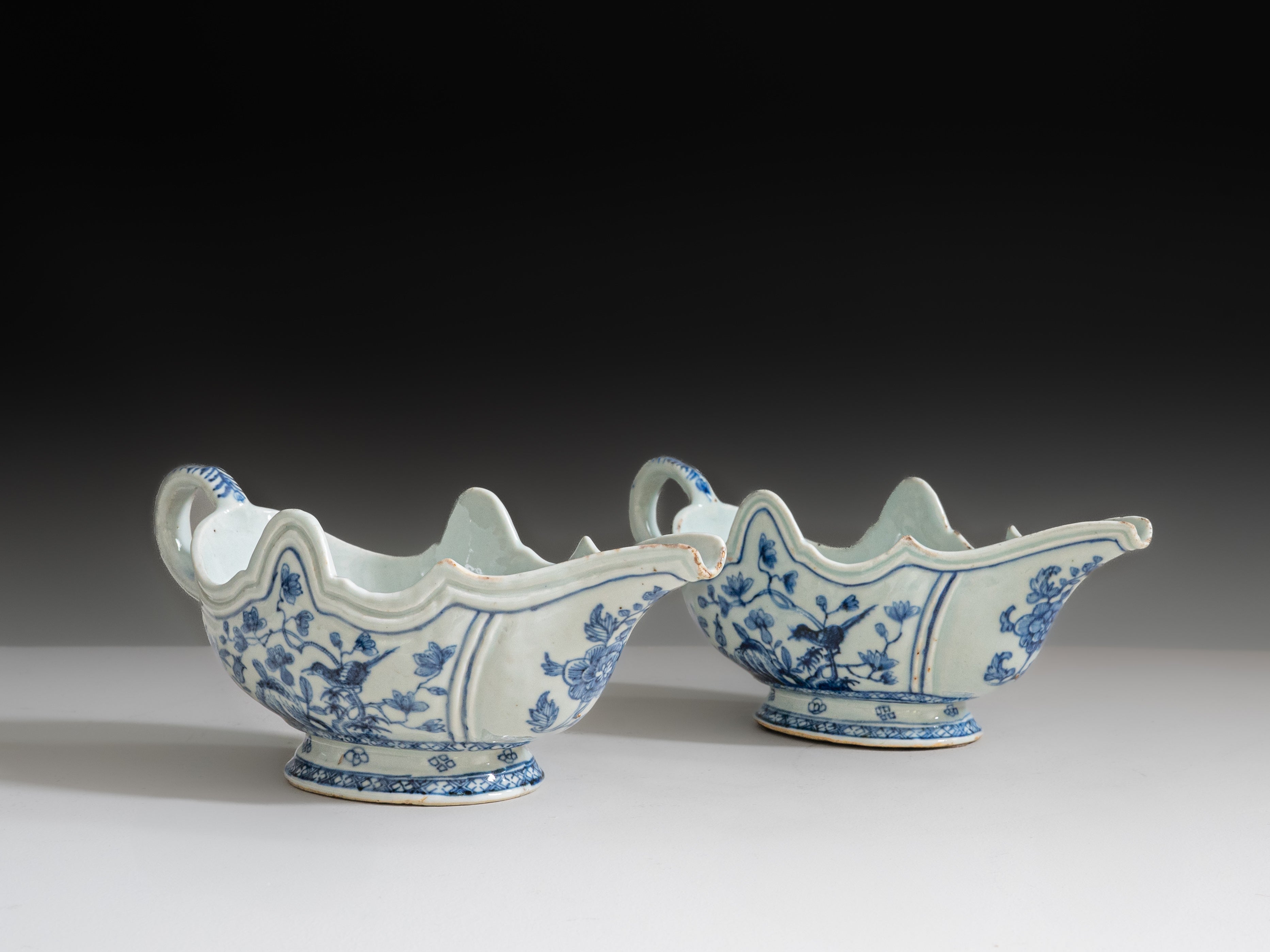 Par de molheiras em porcelana chinesa da Companhia das Índias, século XVIII, Período Qianlong (1736–1795)