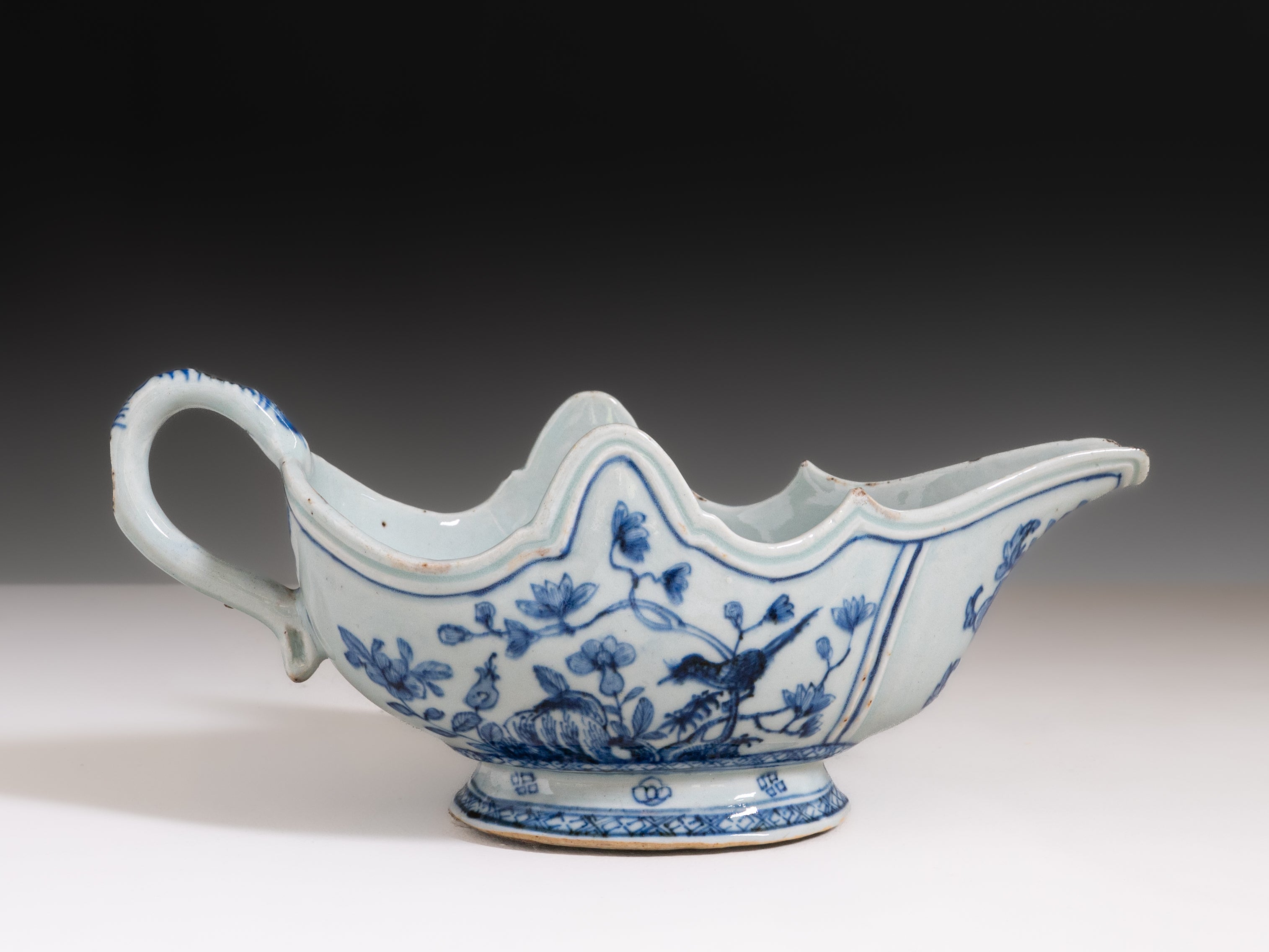 Par de molheiras em porcelana chinesa da Companhia das Índias, século XVIII, Período Qianlong (1736–1795)