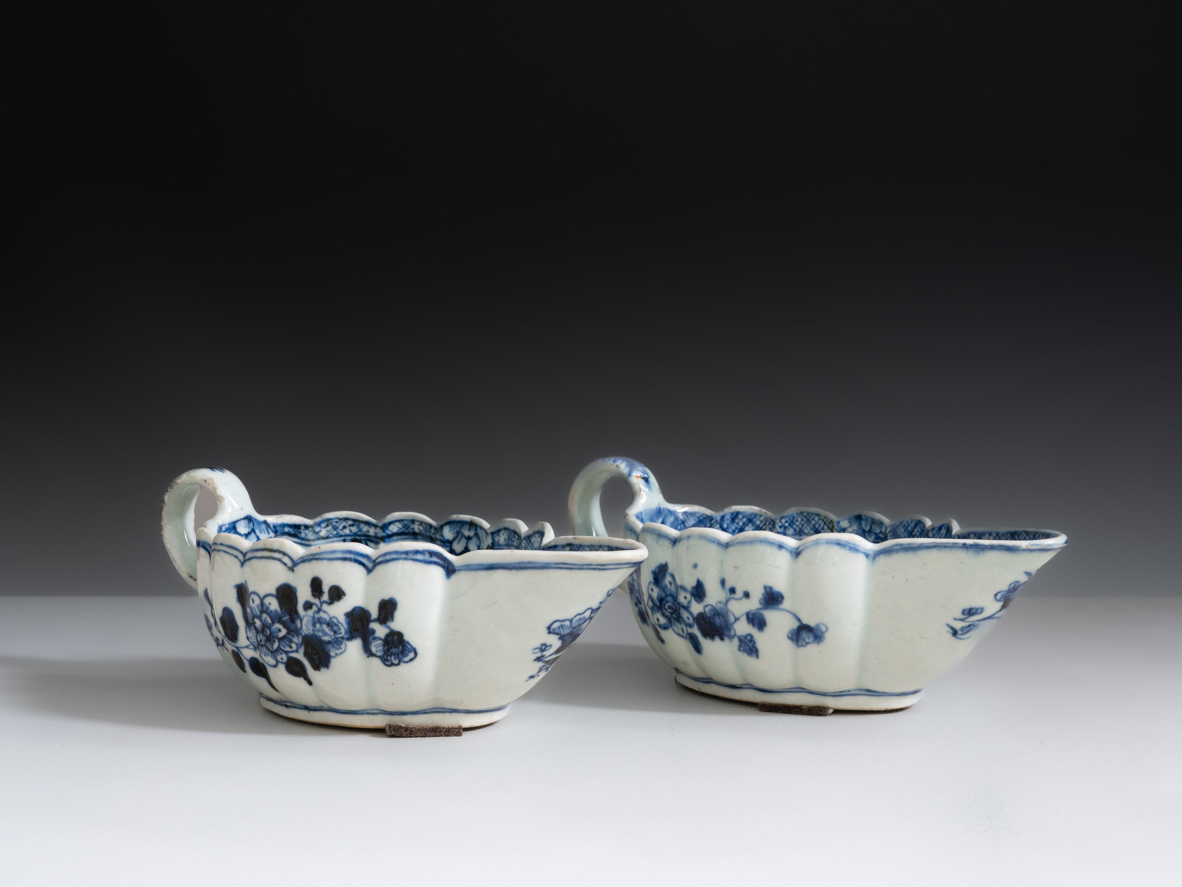 Par de molheiras em porcelana chinesa da Companhia das Índias, século XVIII, Período Qianlong (1736–1795)