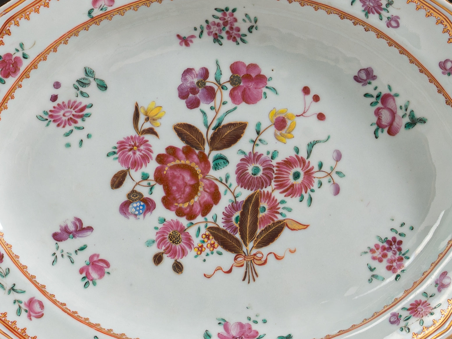 Travessa em porcelana chinesa da Companhia das Índias, século XVIII. Reinado Qianlong (1736–1795)