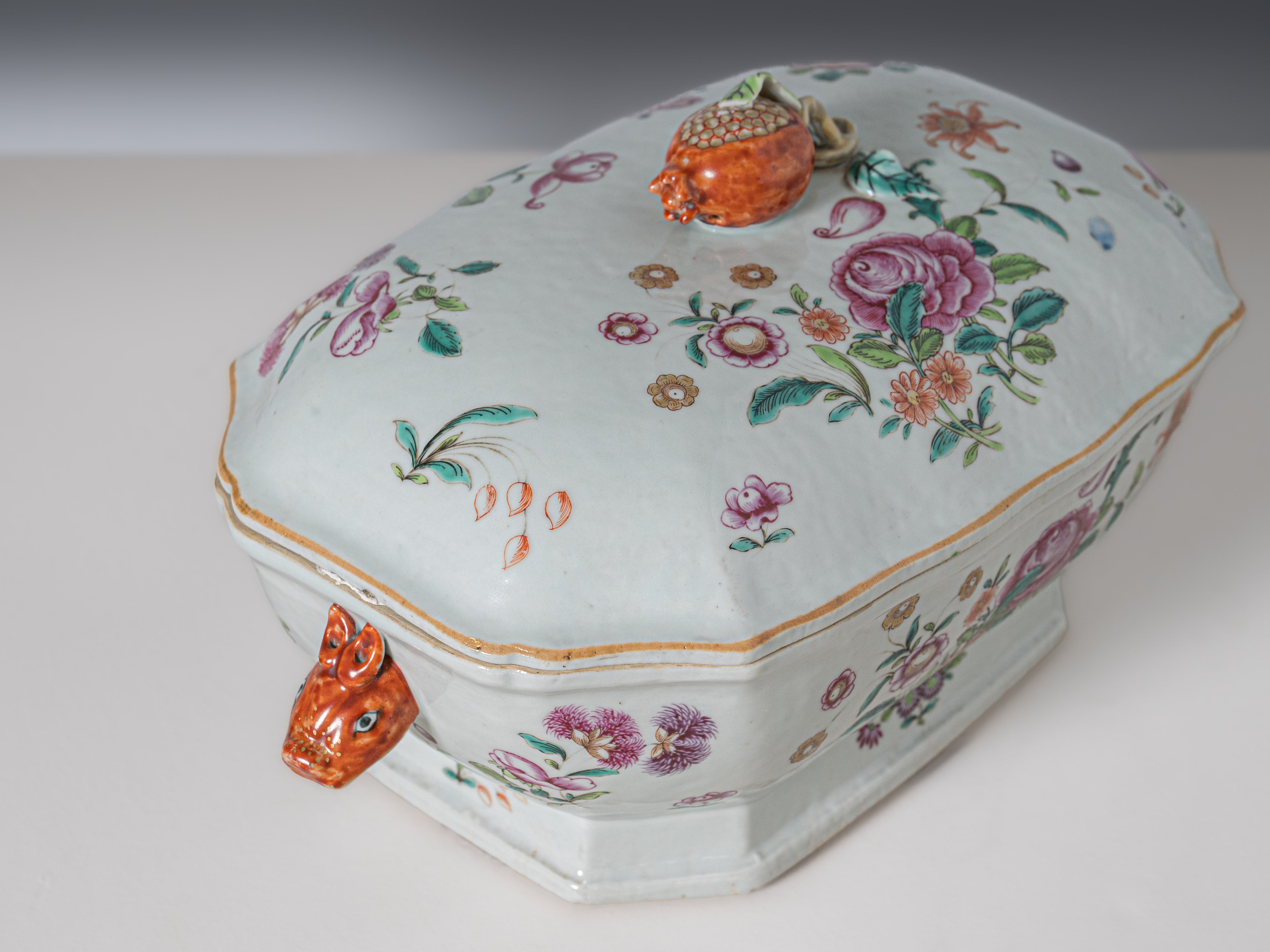 Terrina com tampa e travessa recortada, em porcelana chinesa da Companhia das Índias, século XVIII, reinado Qianlong (1736–1795)