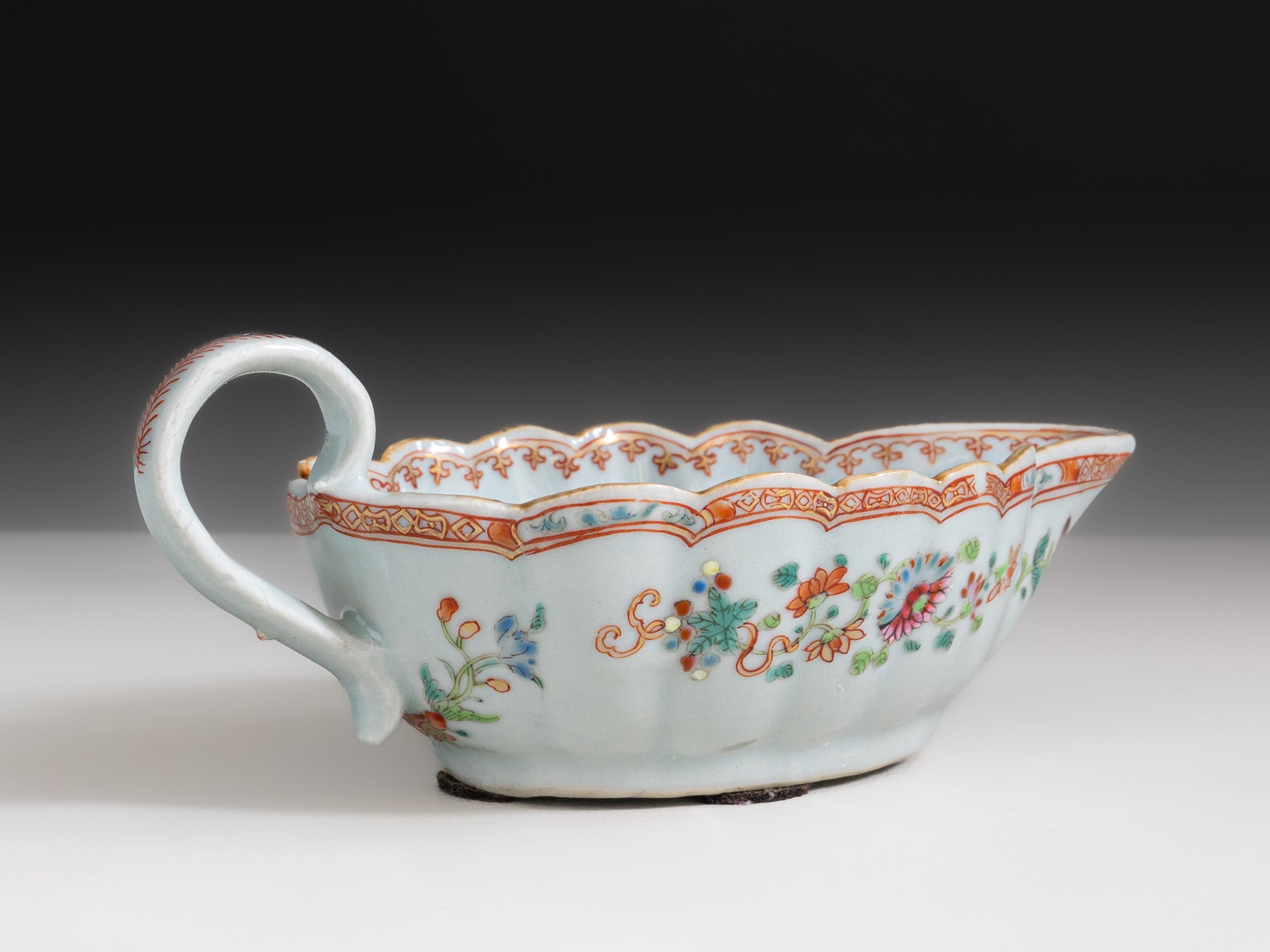 Molheira em porcelana chinesa da Companhia das Índias, século XVIII, denominado Serviço de D. João VI ou Serviço dos Pavões