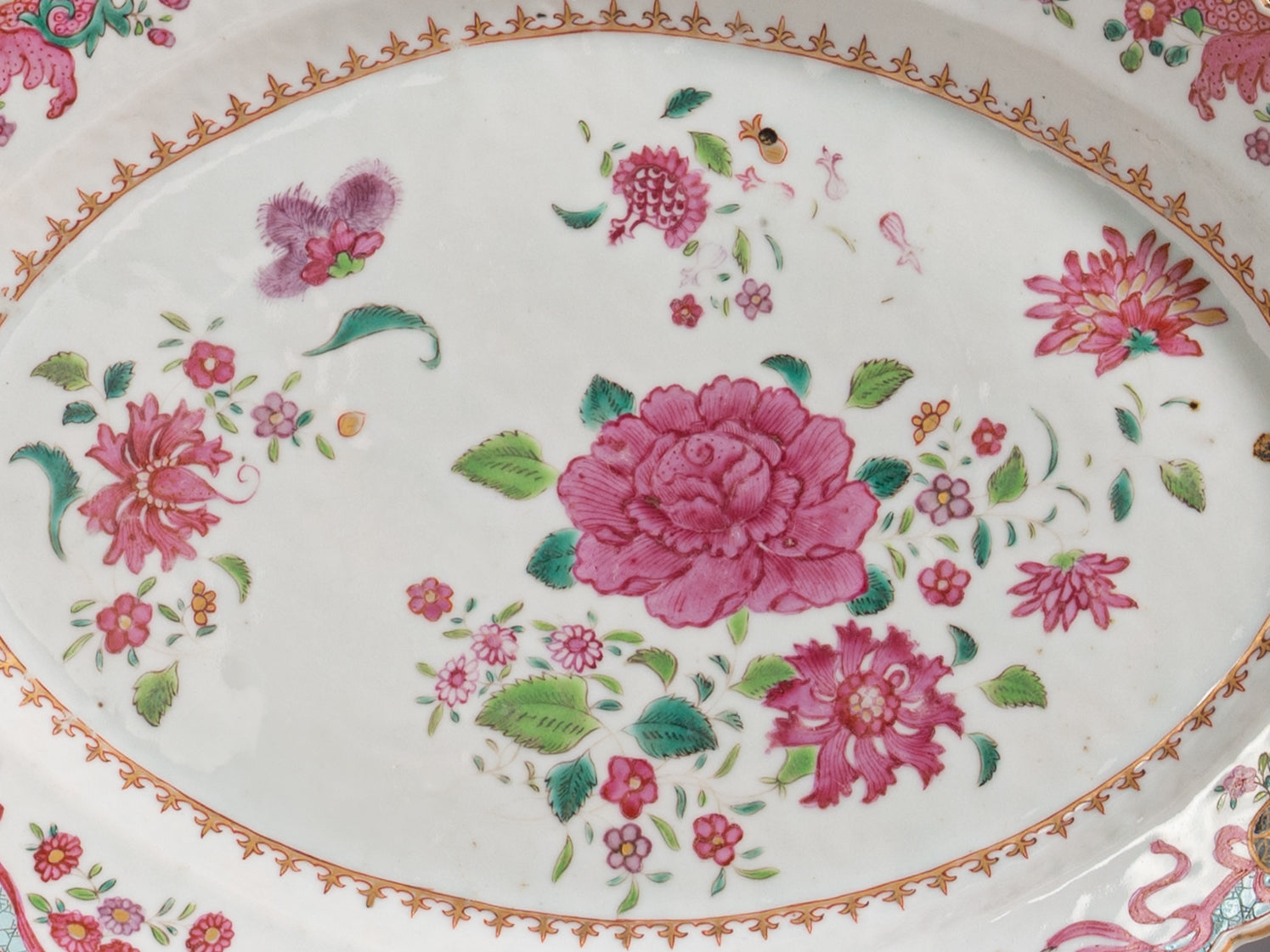Travessa em porcelana chinesa da Companhia das Índias, século XVIII, Período Qianlong (1736–1795)
