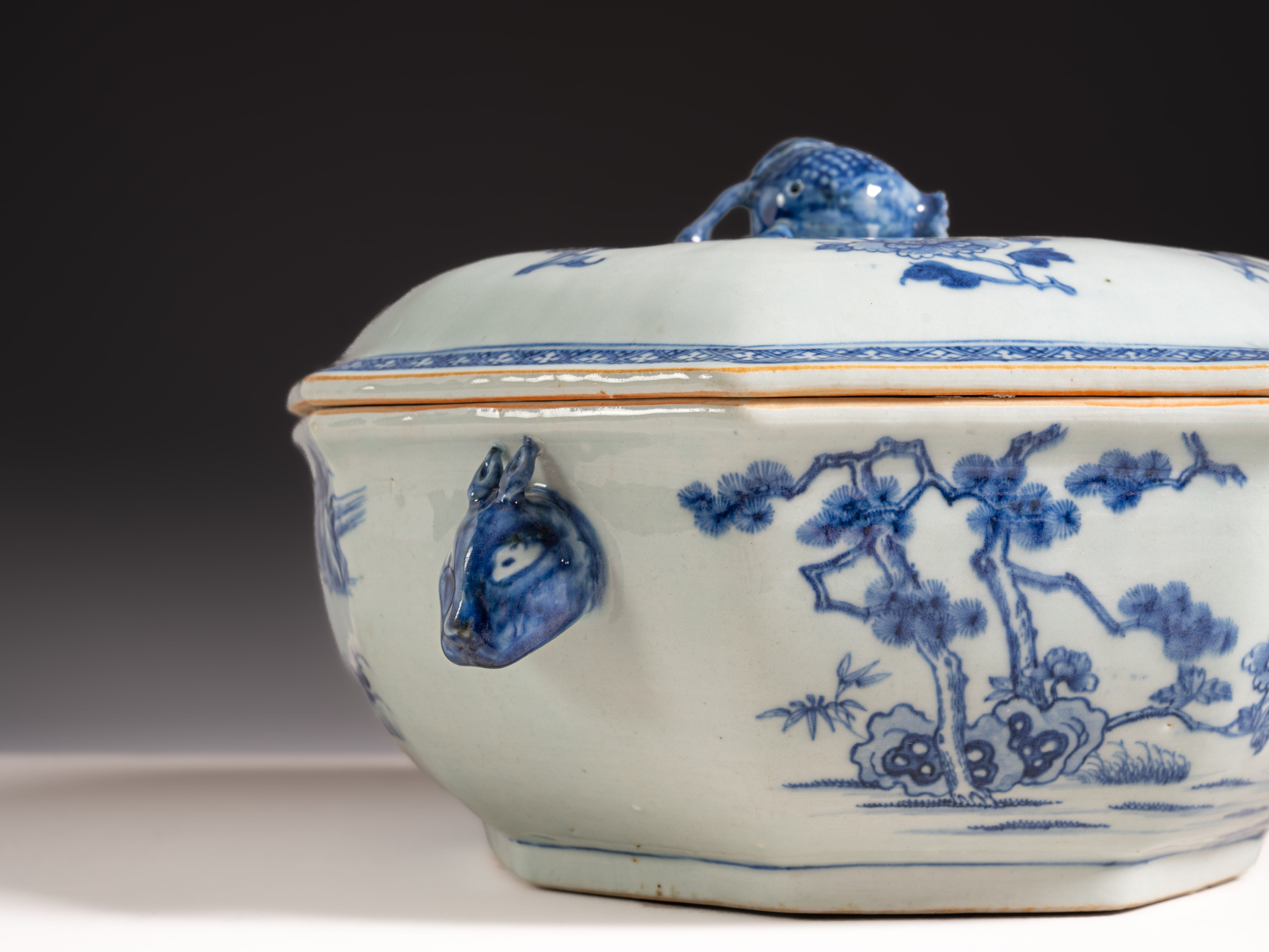 Terrina com tampa em porcelana chinesa azul‑e‑branca, século XVIII, reinado Qianlong (1736–1795)