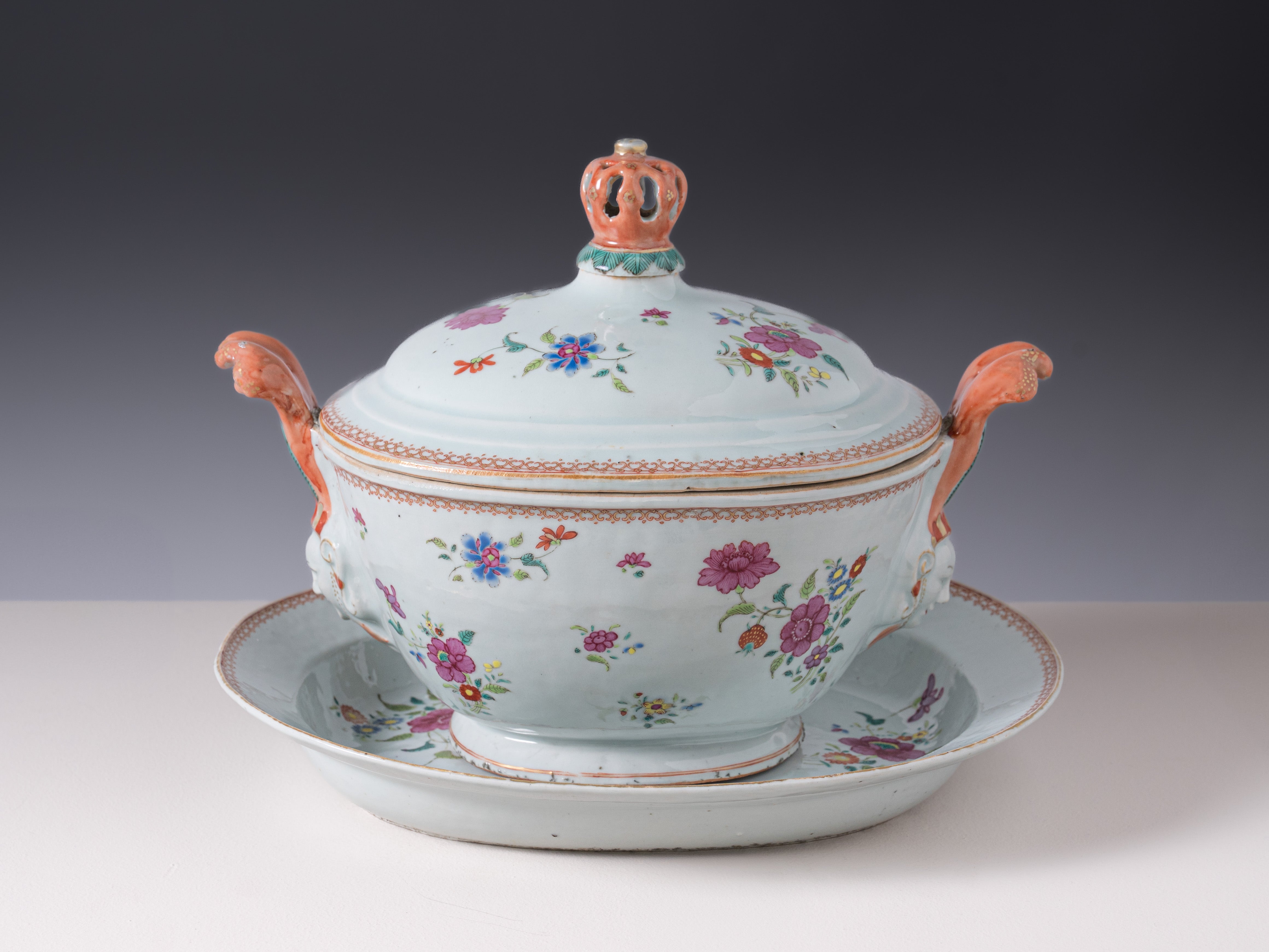 Terrina com tampa e travessa em porcelana chinesa da Companhia das Índias da família rosa. China, Séc. XVIII