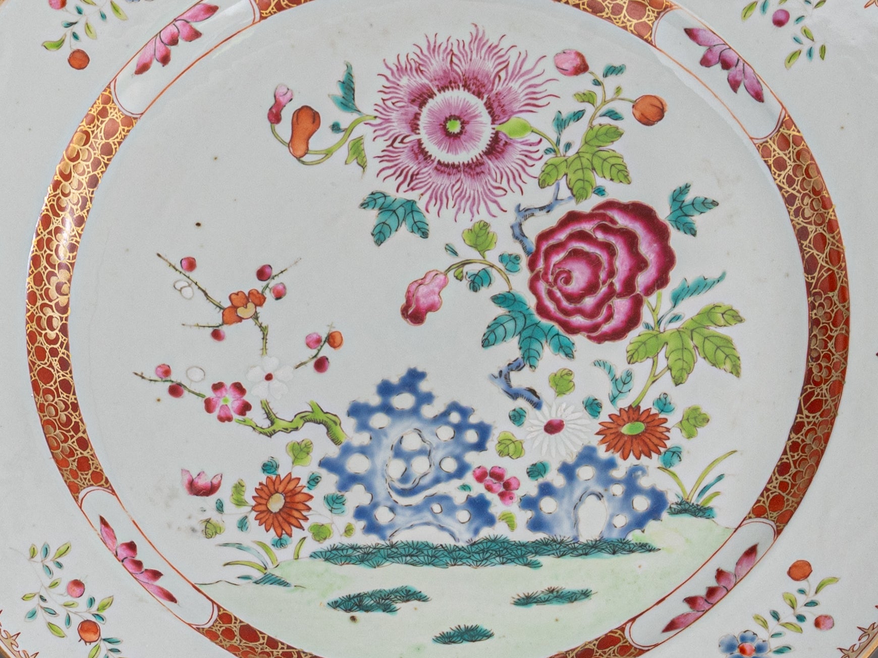 Par de pratos rasos em porcelana chinesa da Companhia das Índias, século XVIII